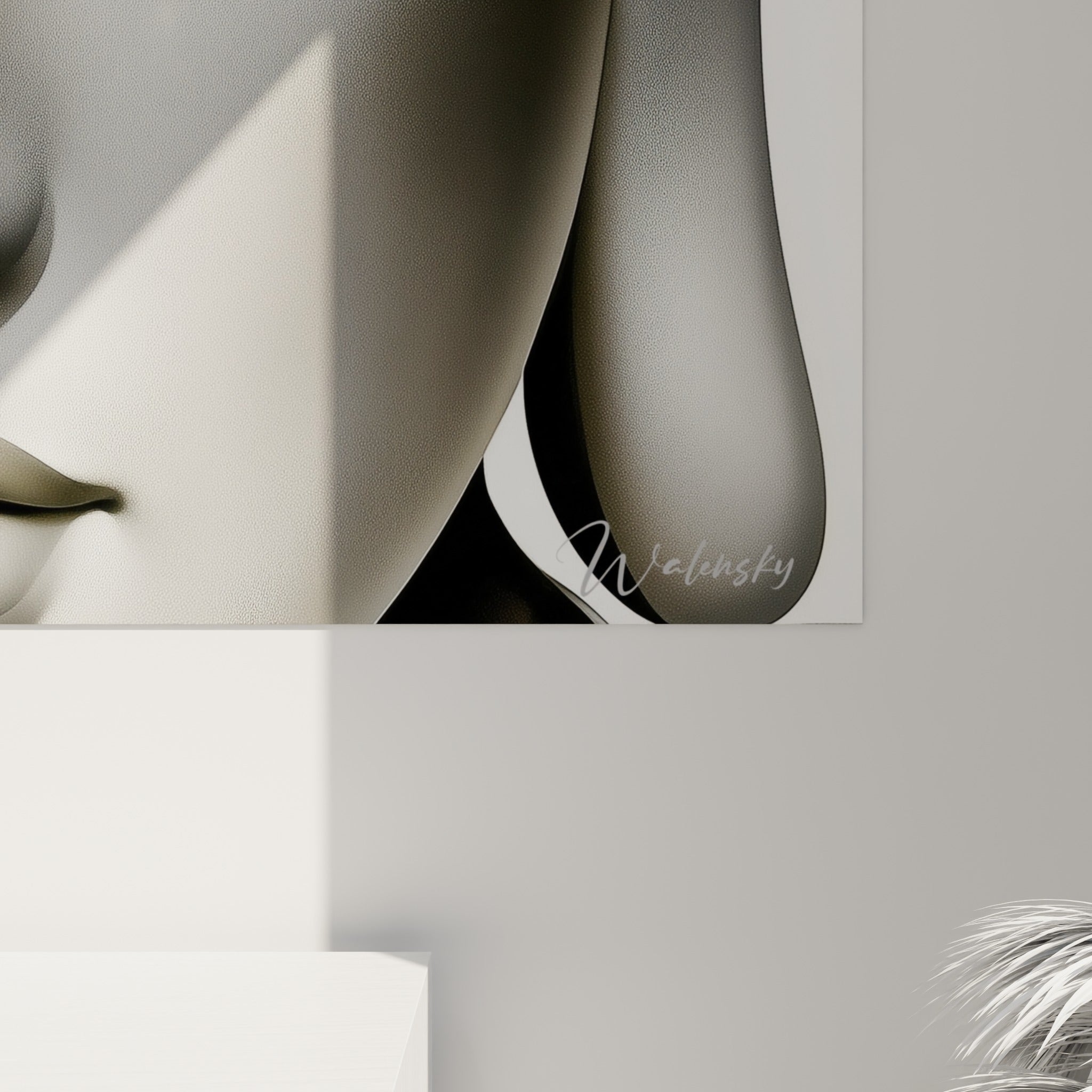 Empâtements dorés et gris argenté se mêlant aux volutes blanches texturées du visage de Bouddha