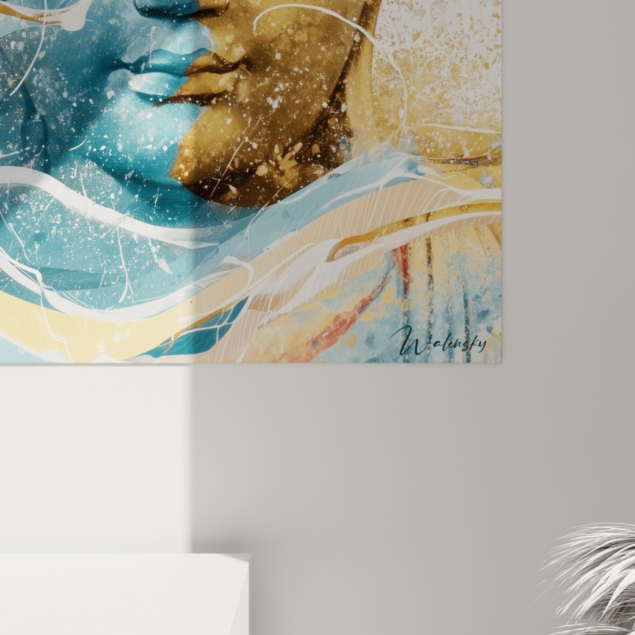 Grain texturé du visage doré et coulures bleu pétrole visibles de près sur la toile