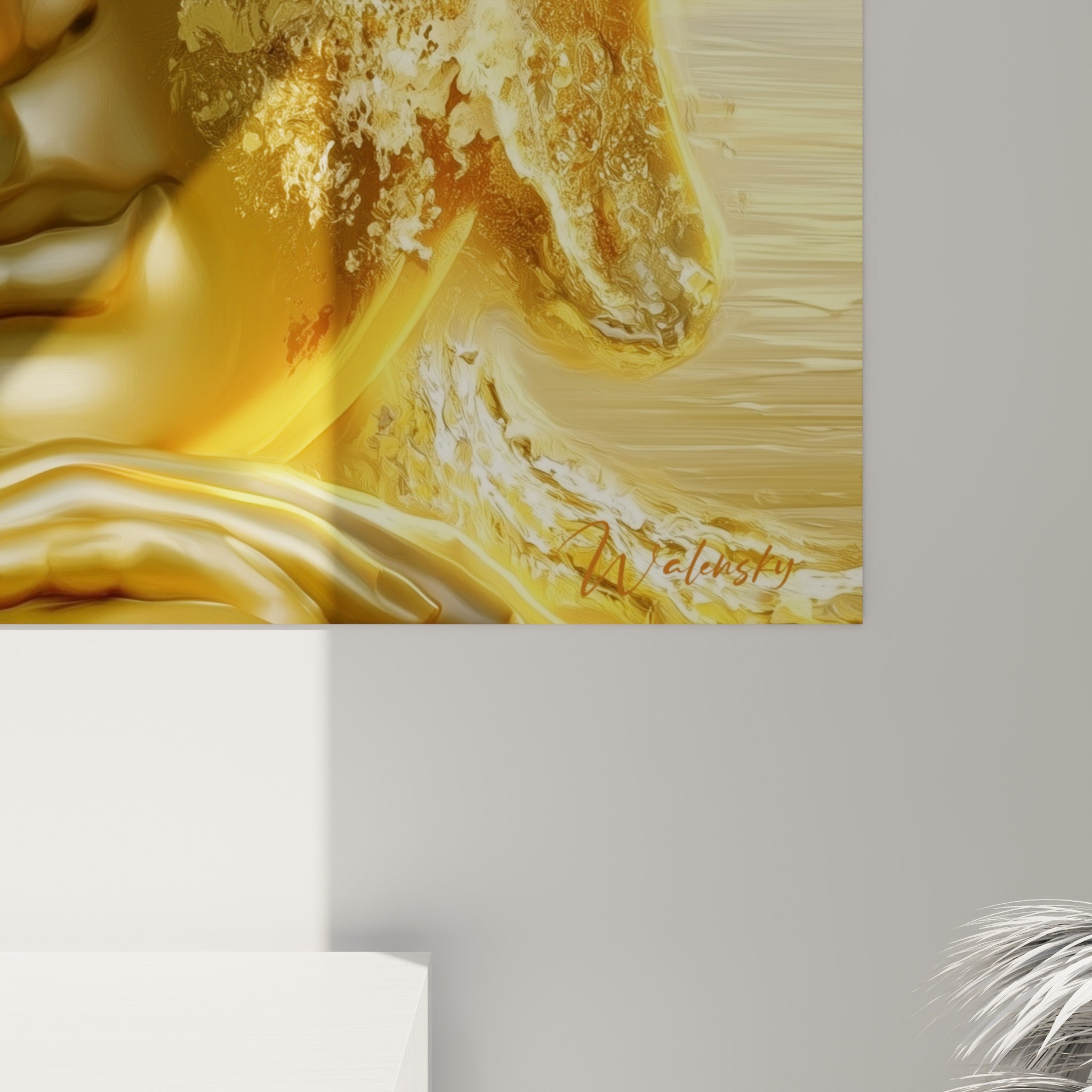 Matière picturale épaisse en bleu pastel et doré, empâtements et coulures visibles sur la toile accrochée
