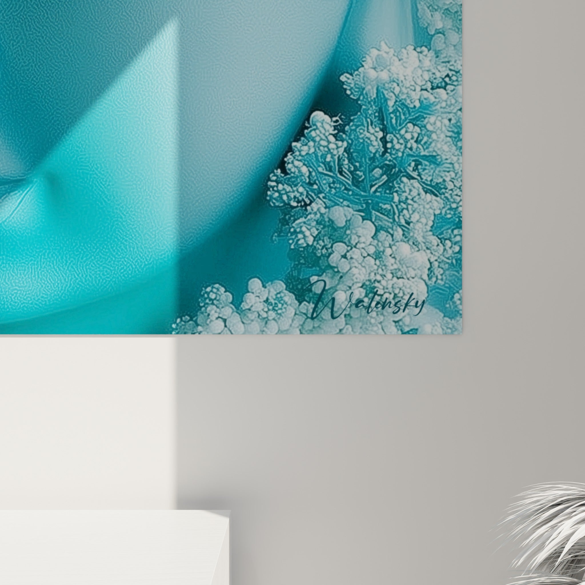 Grain de l'impression révélant les nuances turquoise et blanches des pétales et de la coiffe perlée