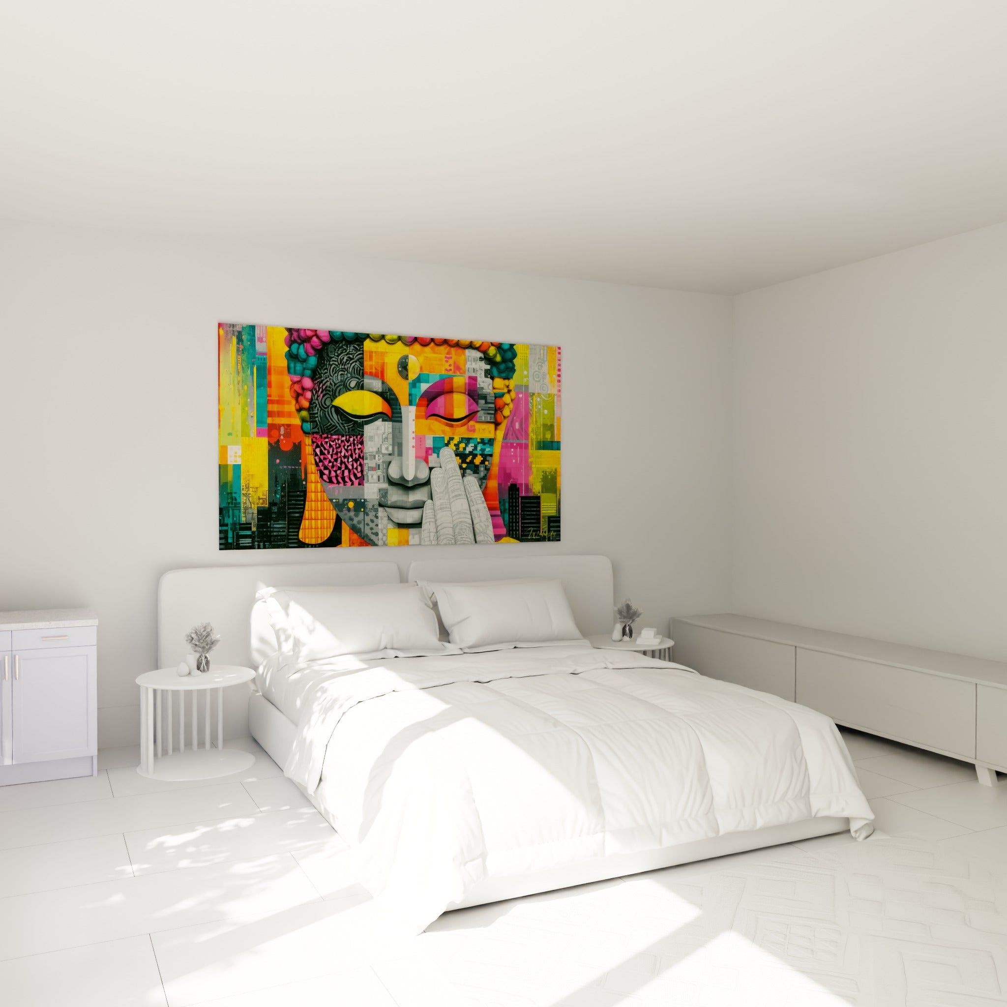 Visage de Bouddha coloré en orange et turquoise, mains jointes, au-dessus d'un lit dans une chambre claire