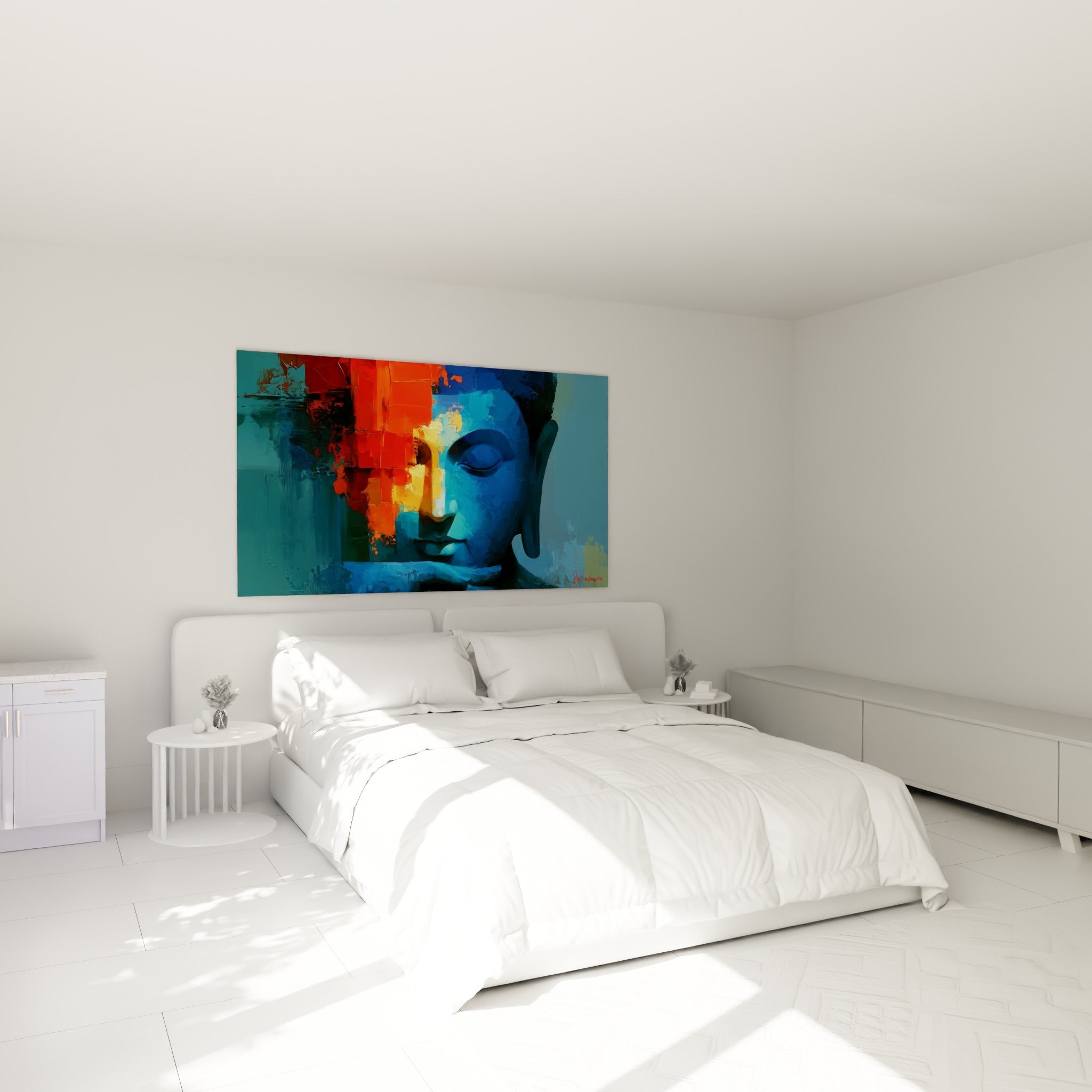 Visage de Bouddha bleu turquoise aux mains jointes, accroché au-dessus d'un lit dans une chambre claire