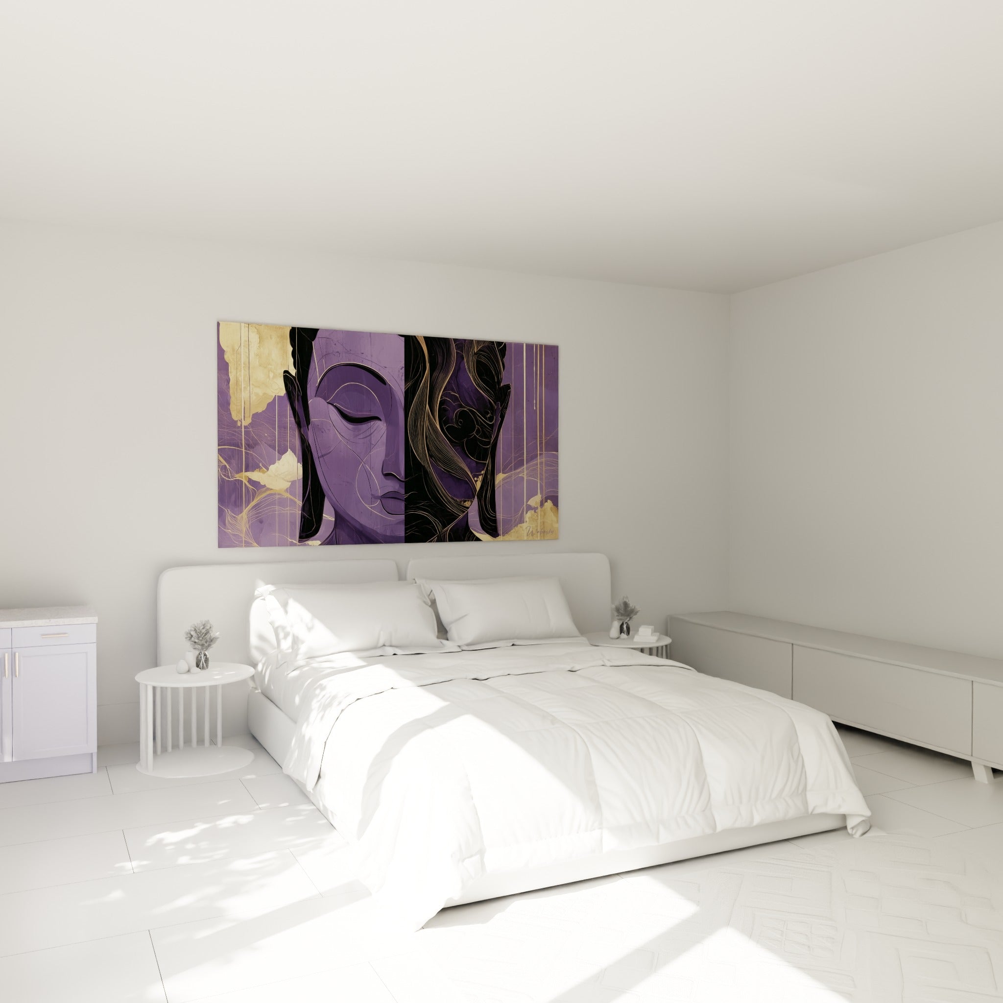 Bouddha violet profond aux filaments dorés, regard mi-clos, au-dessus d'un lit dans une chambre claire