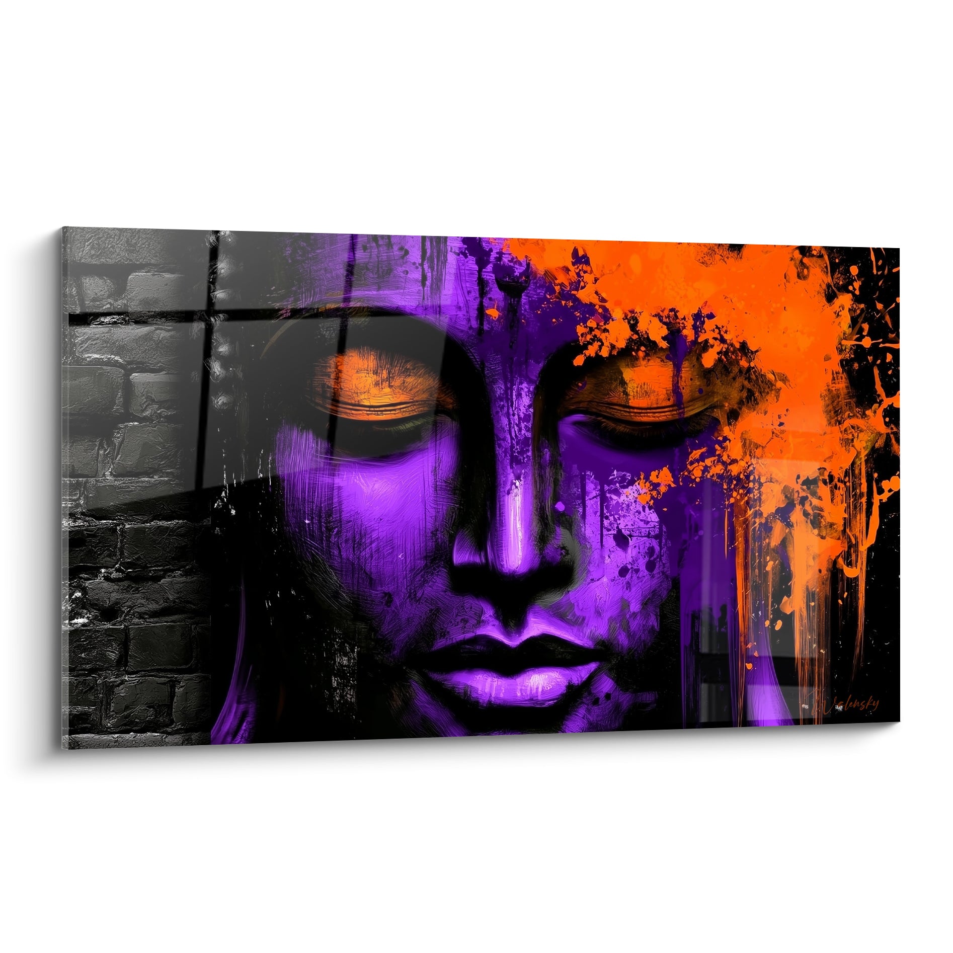 Bouddha aux yeux clos, visage violet et coulures orange sur fond de brique grise