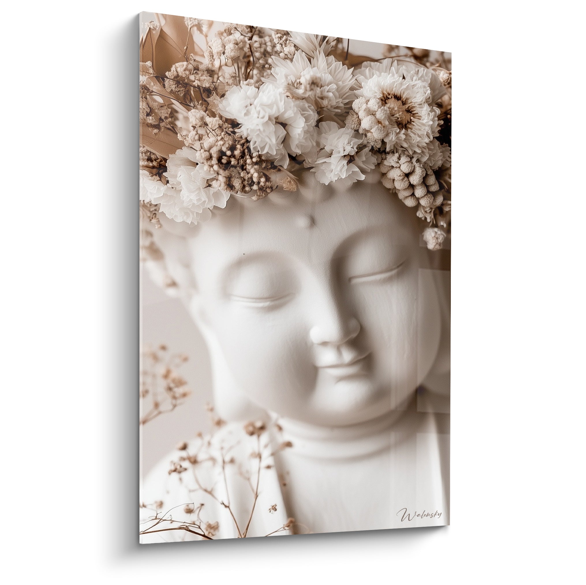 Bouddha blanc au visage serein, couronne de fleurs séchées beige et ivoire, lumière douce