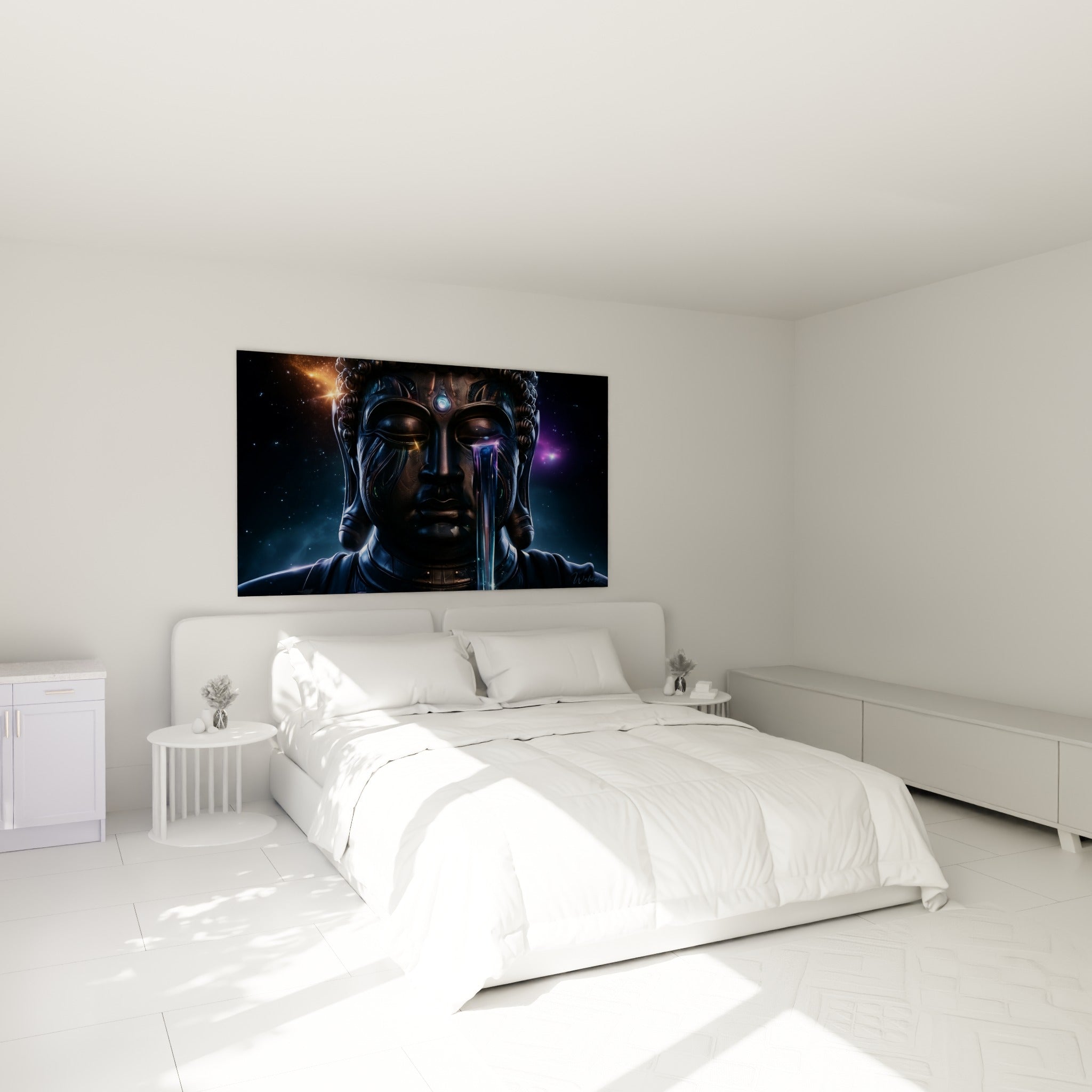 Visage de Bouddha doré et violet accroché au-dessus d'un lit dans une chambre claire.