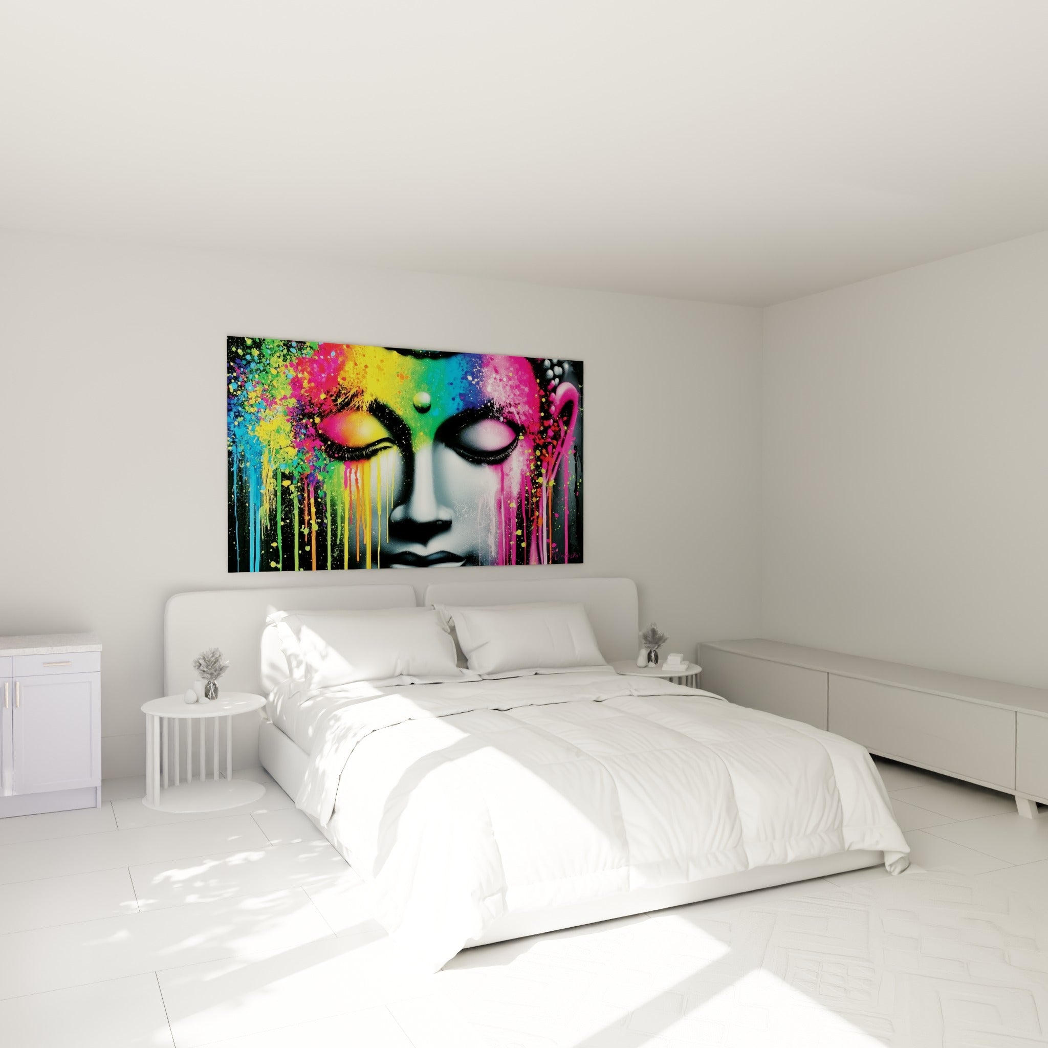 Bouddha au visage gris et coulures turquoise accroché au-dessus d'un lit dans une chambre claire
