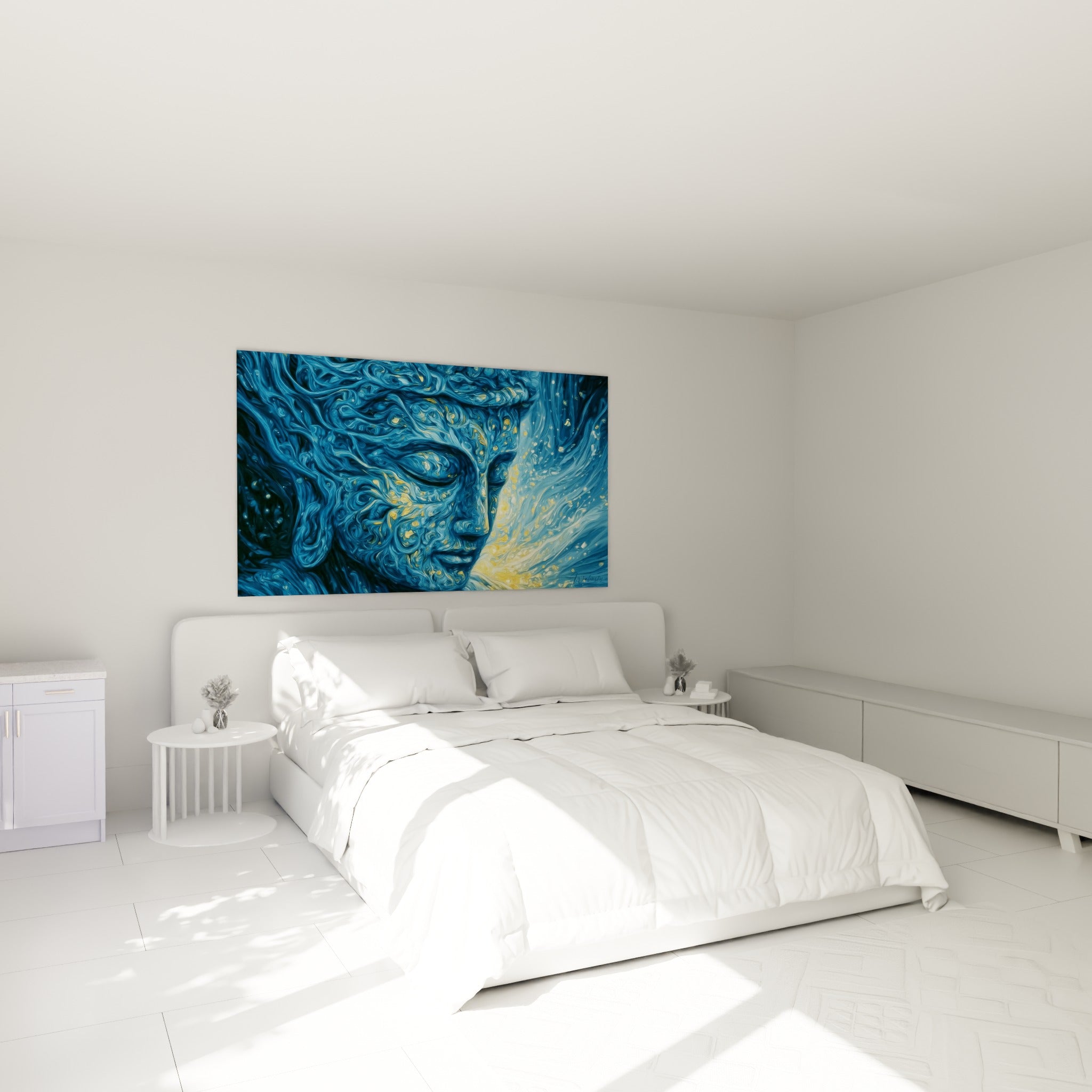 Bouddha bleu nuit aux reflets dorés accroché au-dessus d'un lit dans une chambre claire