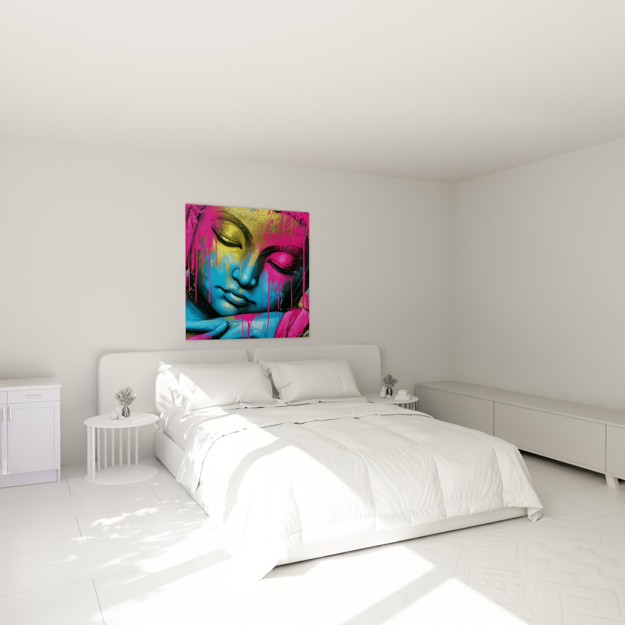 Visage bouddhiste bleu et doré aux yeux clos, au-dessus d'un lit dans une chambre claire