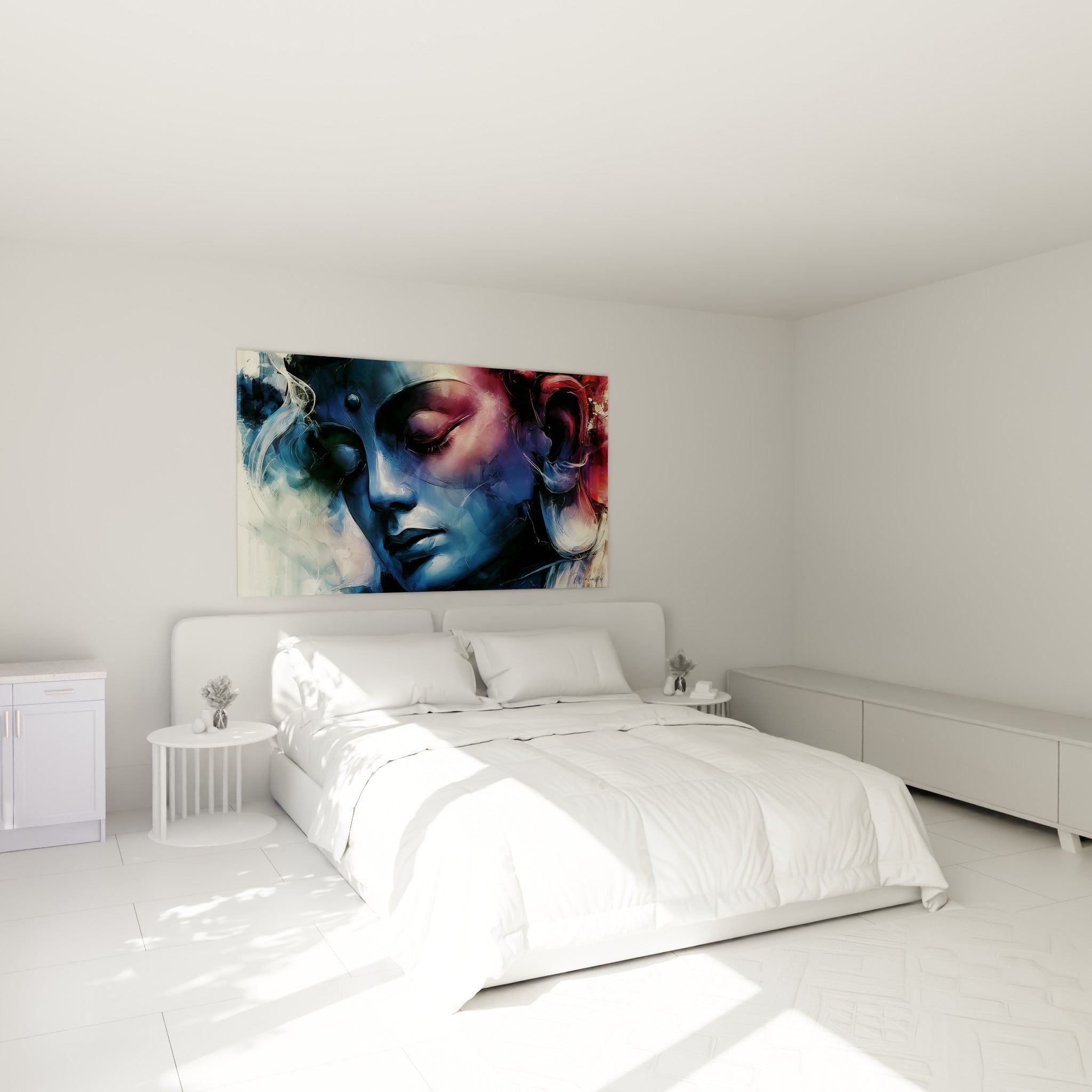 Visage de Bouddha bleu profond et pourpre au-dessus d'un lit dans une chambre claire