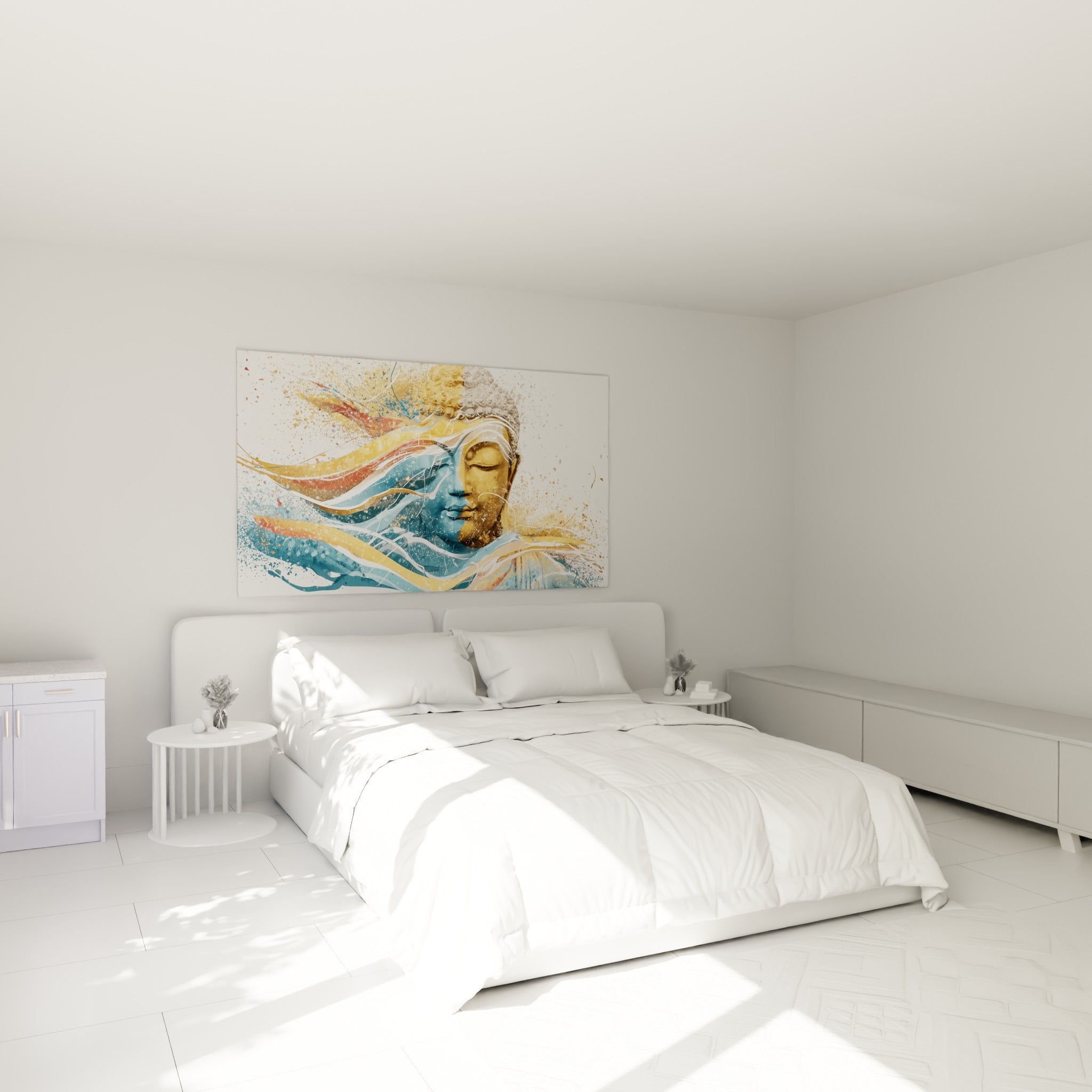 Visage de Bouddha doré et bleu pétrole aux yeux clos, au-dessus d'un lit dans une chambre claire