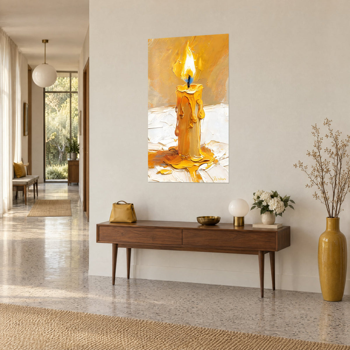 Cire jaune et blanche d'une bougie en relief, accrochée au-dessus d'un canapé dans un salon lumineux