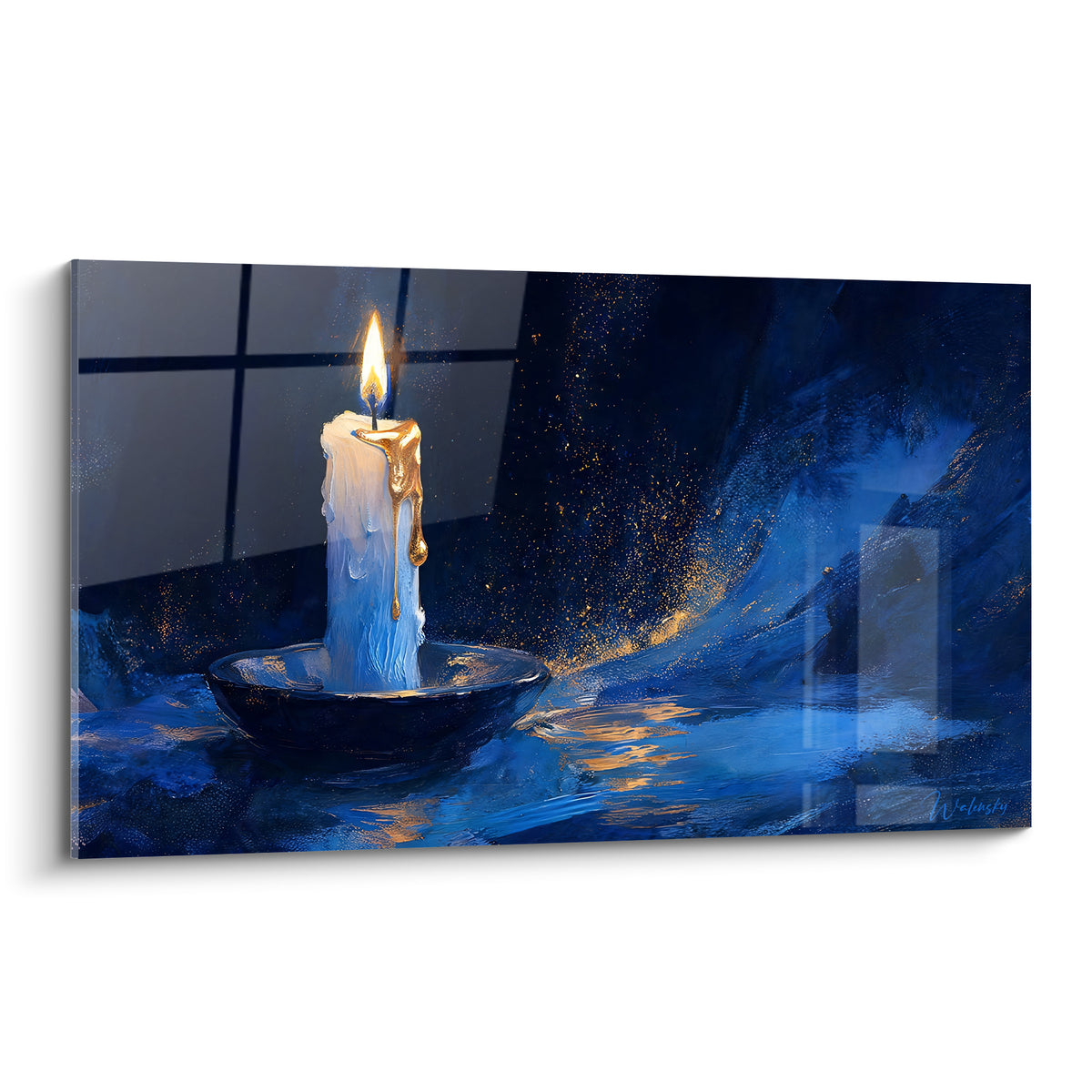 Bougie blanche aux coulures dorées, flamme vive sur fond bleu nuit peint