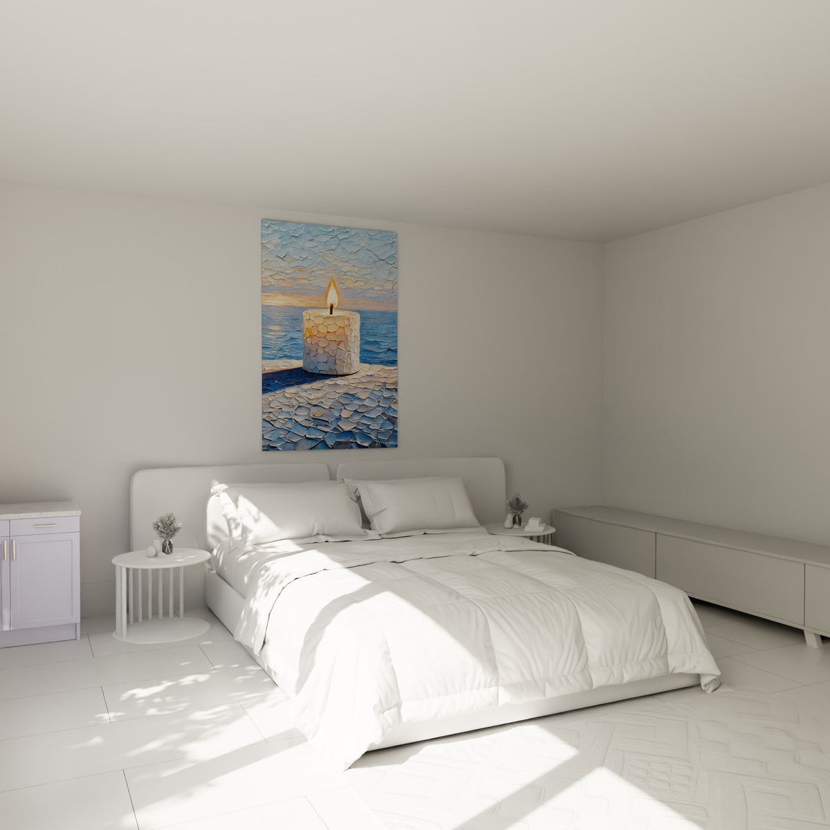 Flamme dorée sur bougie blanche et mer bleu marine, au-dessus d'un lit dans une chambre claire