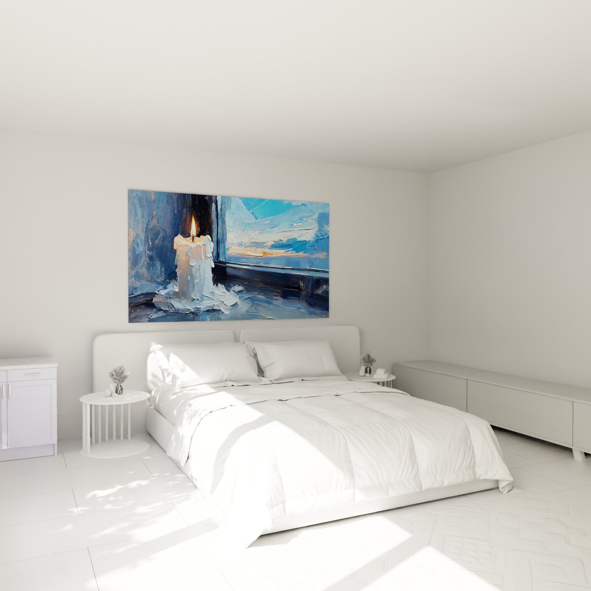 Flamme orangée sur cire blanche épaisse au-dessus d'un lit dans une chambre claire