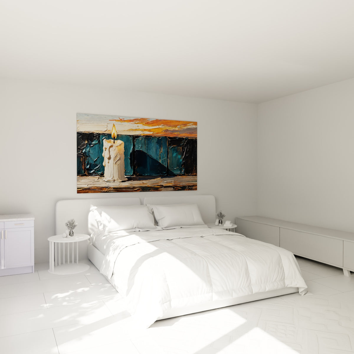 Flamme dorée d'une bougie blanche peinte, fond bleu anthracite, au-dessus d'un lit dans une chambre claire.