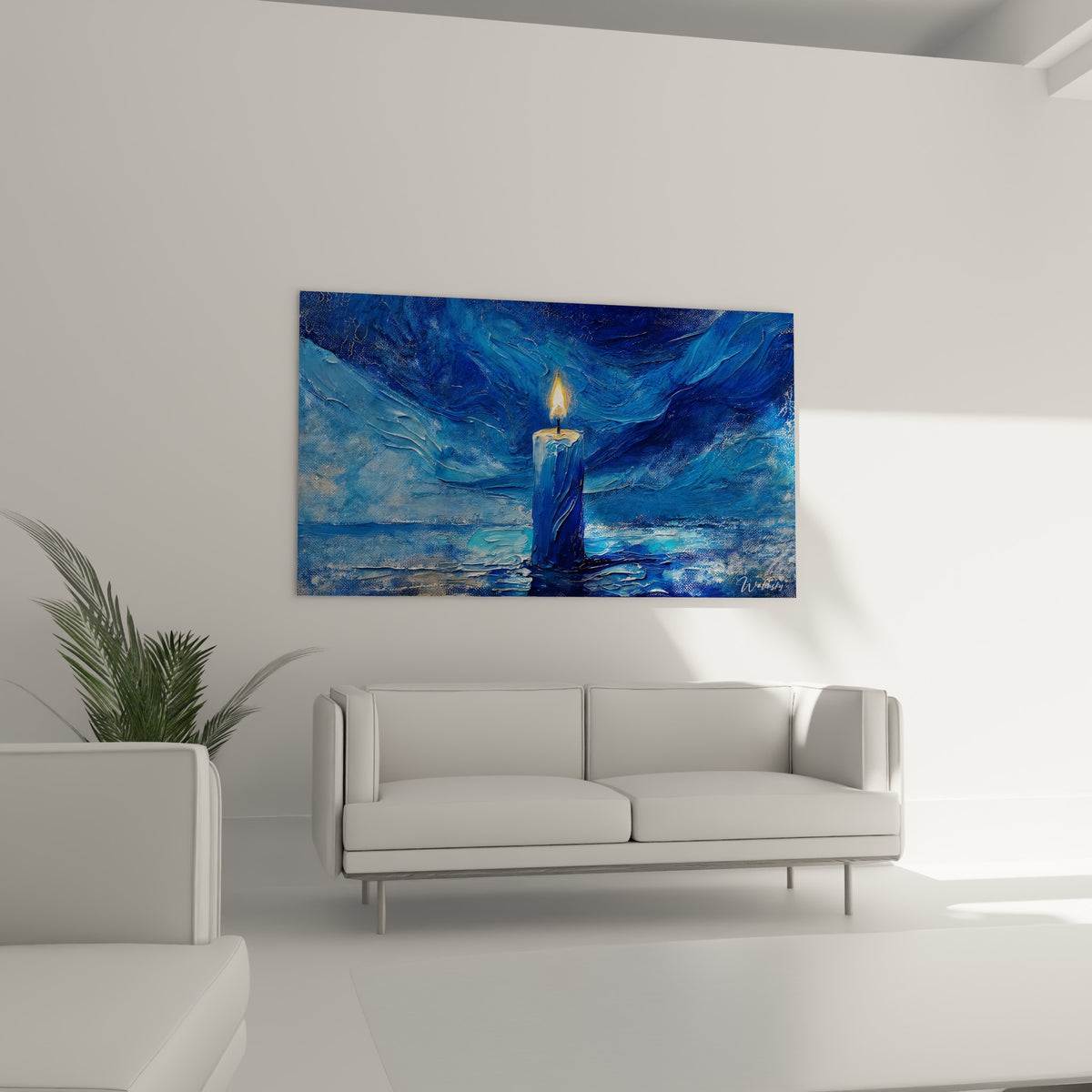 Cire bleu marine sculptée en relief autour d'une flamme orangée, au-dessus d'un canapé dans un salon lumineux