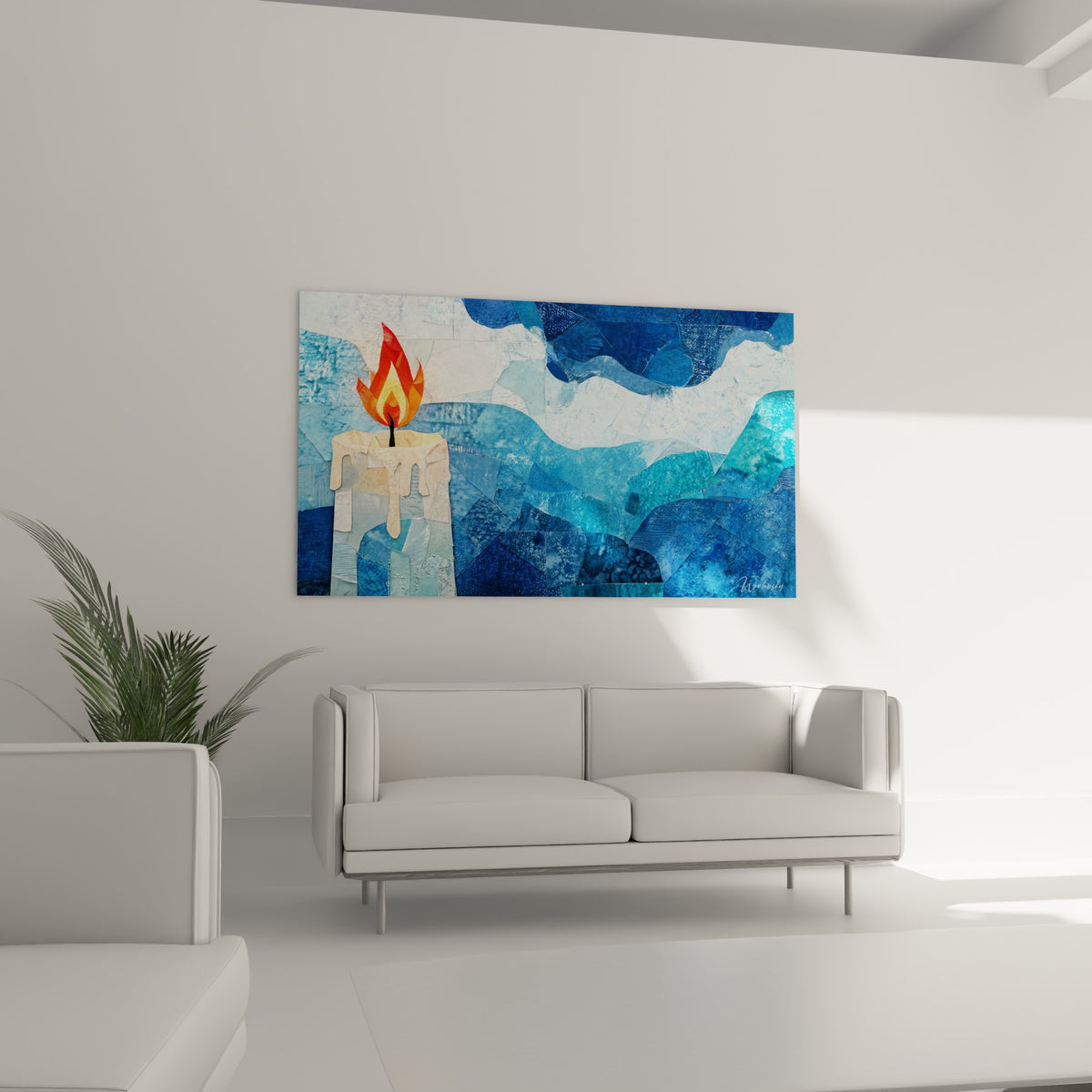 Cire ivoire fondante et flamme rouge d'une bougie sur fond turquoise, au-dessus d'un canapé dans un salon lumineux