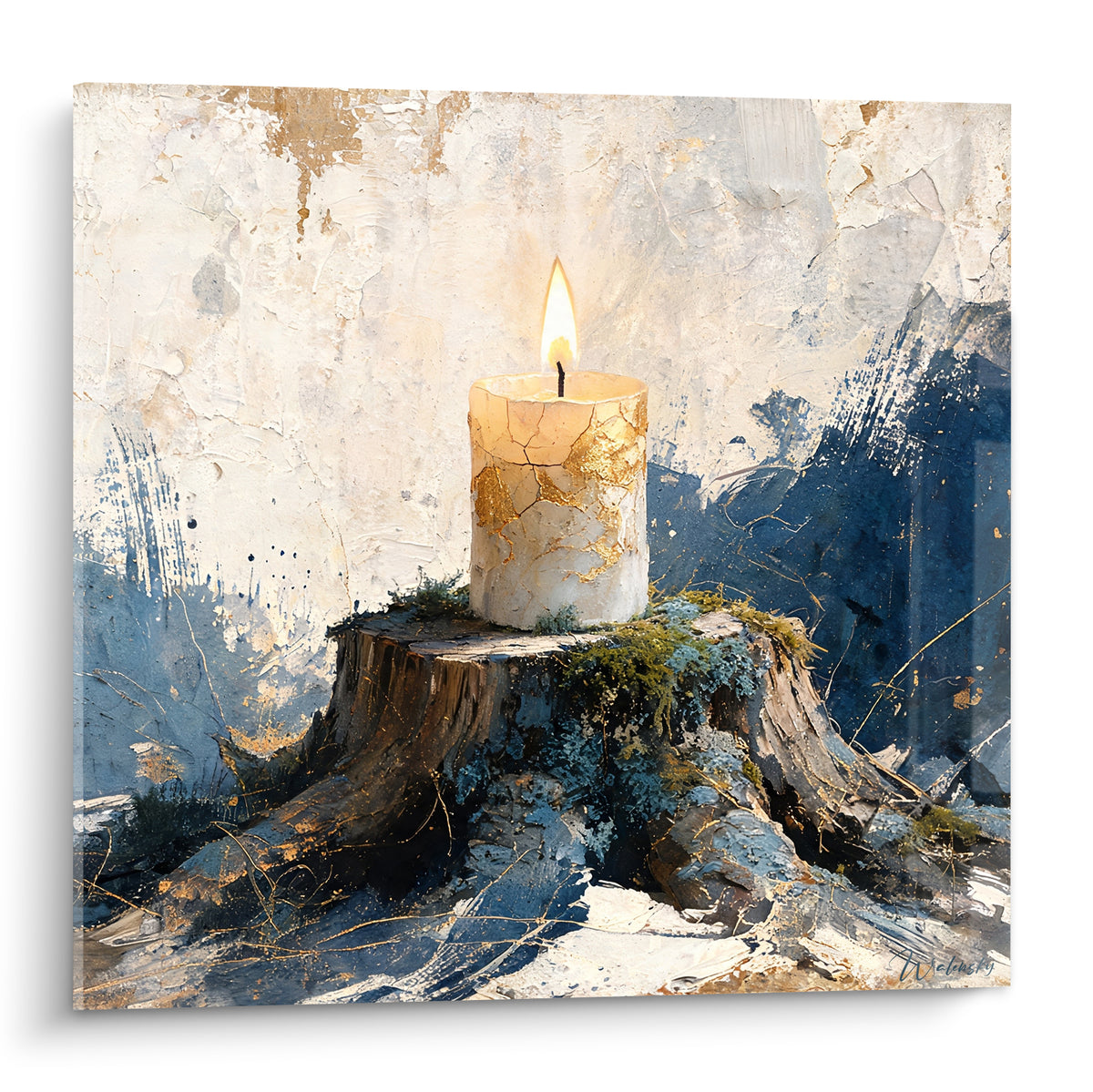 Flamme dorée sur bougie craquelée blanche posée sur souche bleu anthracite moussue