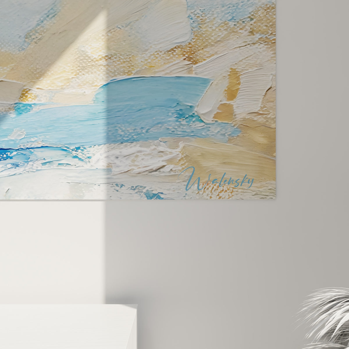 Empâtements épais de cire turquoise et touches dorées se mêlant au bleu profond du fond peint