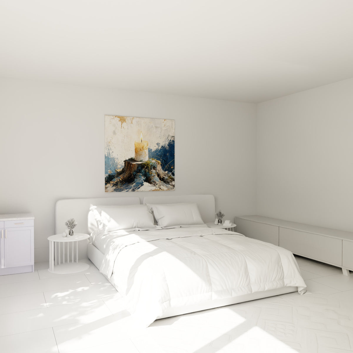 Souche moussue et bougie dorée craquelée accrochées au-dessus d'un lit dans une chambre claire