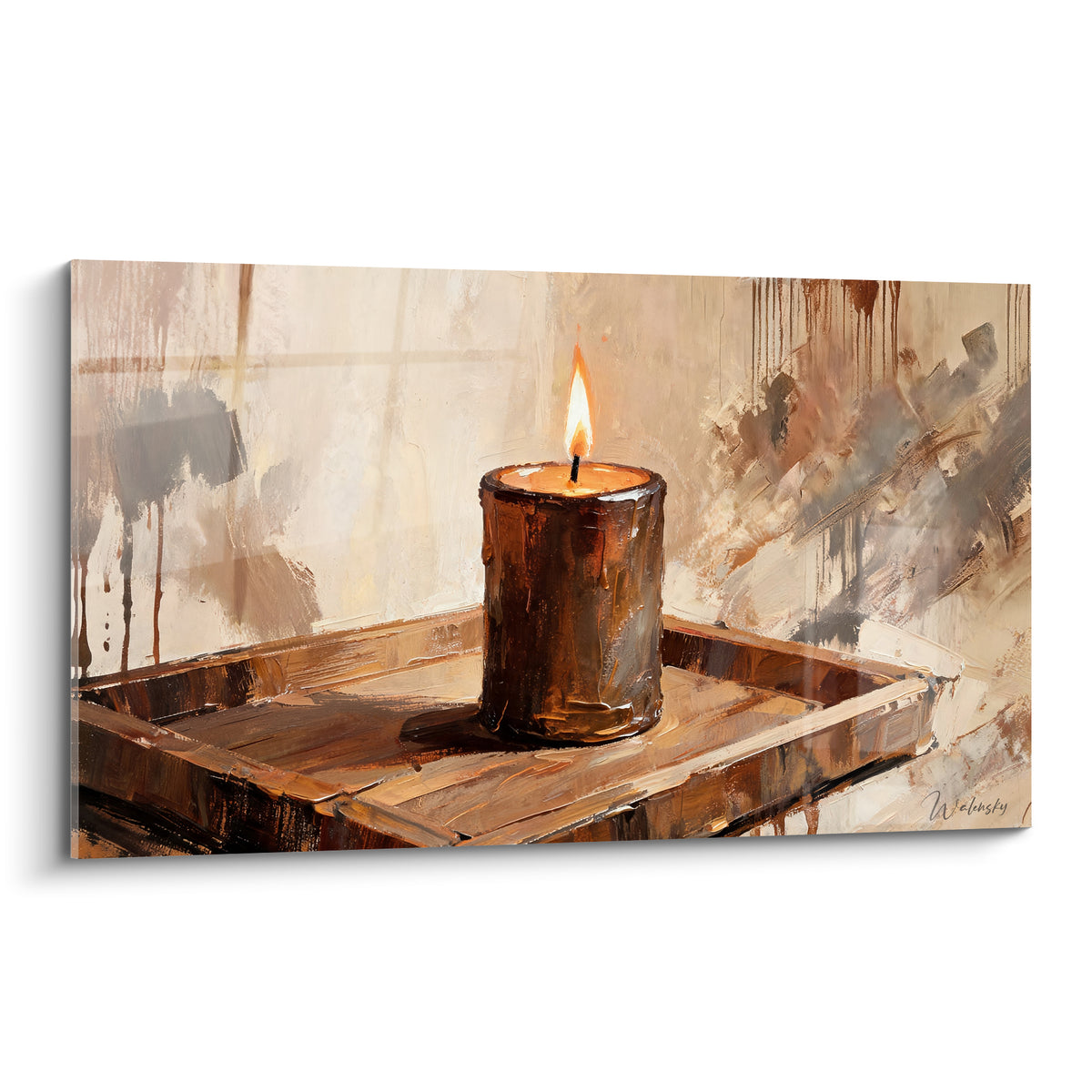 Bougie brune allumée à la flamme vive, posée sur un plateau en bois texturé beige et gris.