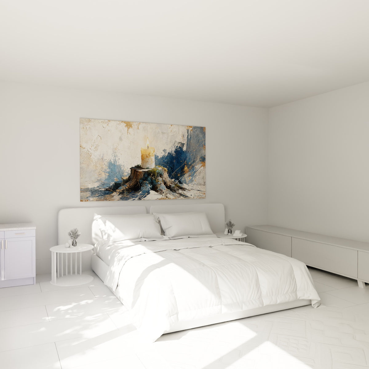 Flamme dorée peinte sur souche bleue accrochée au-dessus d'un lit dans une chambre claire