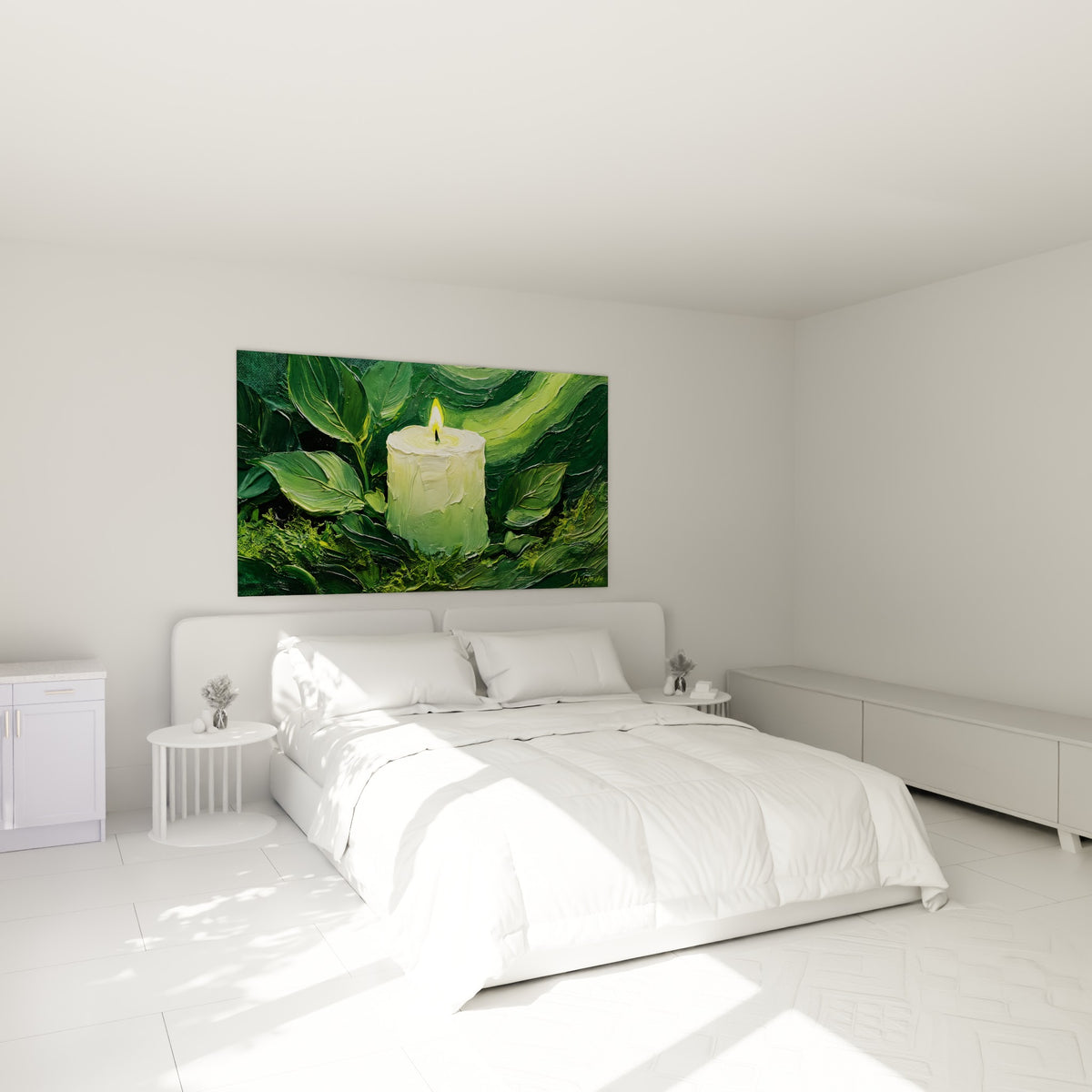 Flamme dorée d'une bougie ivoire entourée de feuilles vert émeraude au-dessus d'un lit dans une chambre claire