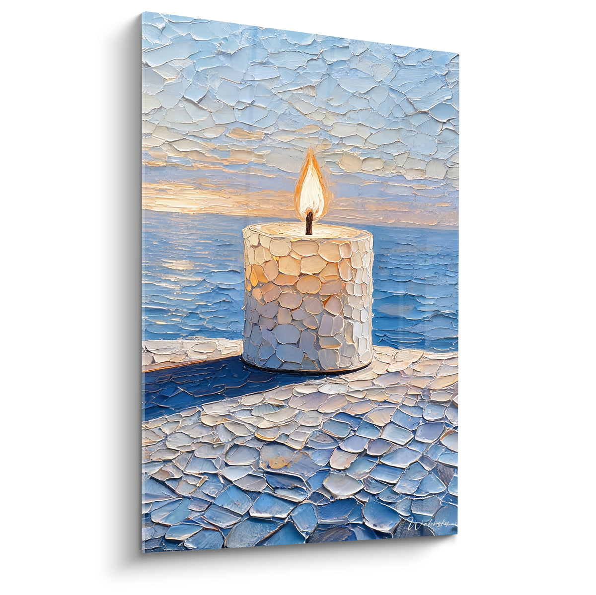 Bougie blanche à flamme dorée face à un océan bleu marine au couchant texturé