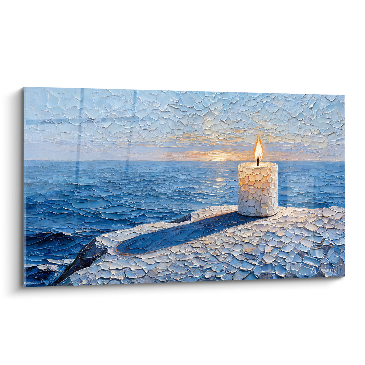 Bougie blanche allumée sur un rocher, flamme dorée, mer bleu marine et ciel bleu pastel