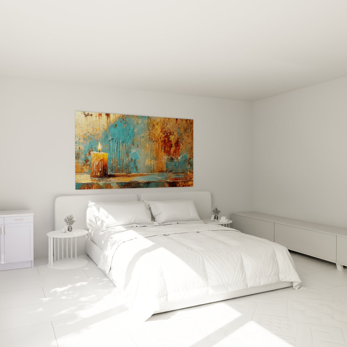Flamme unique aux tons ocre et bleu profond, accrochée au-dessus d'un lit dans une chambre claire