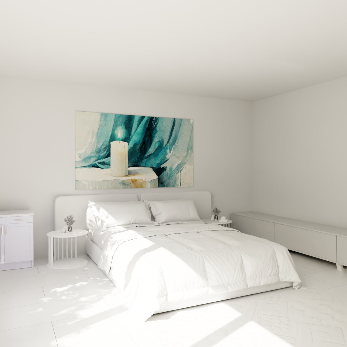 Flamme jaune vif d'une bougie ivoire sur pierre beige, au-dessus d'un lit dans une chambre claire