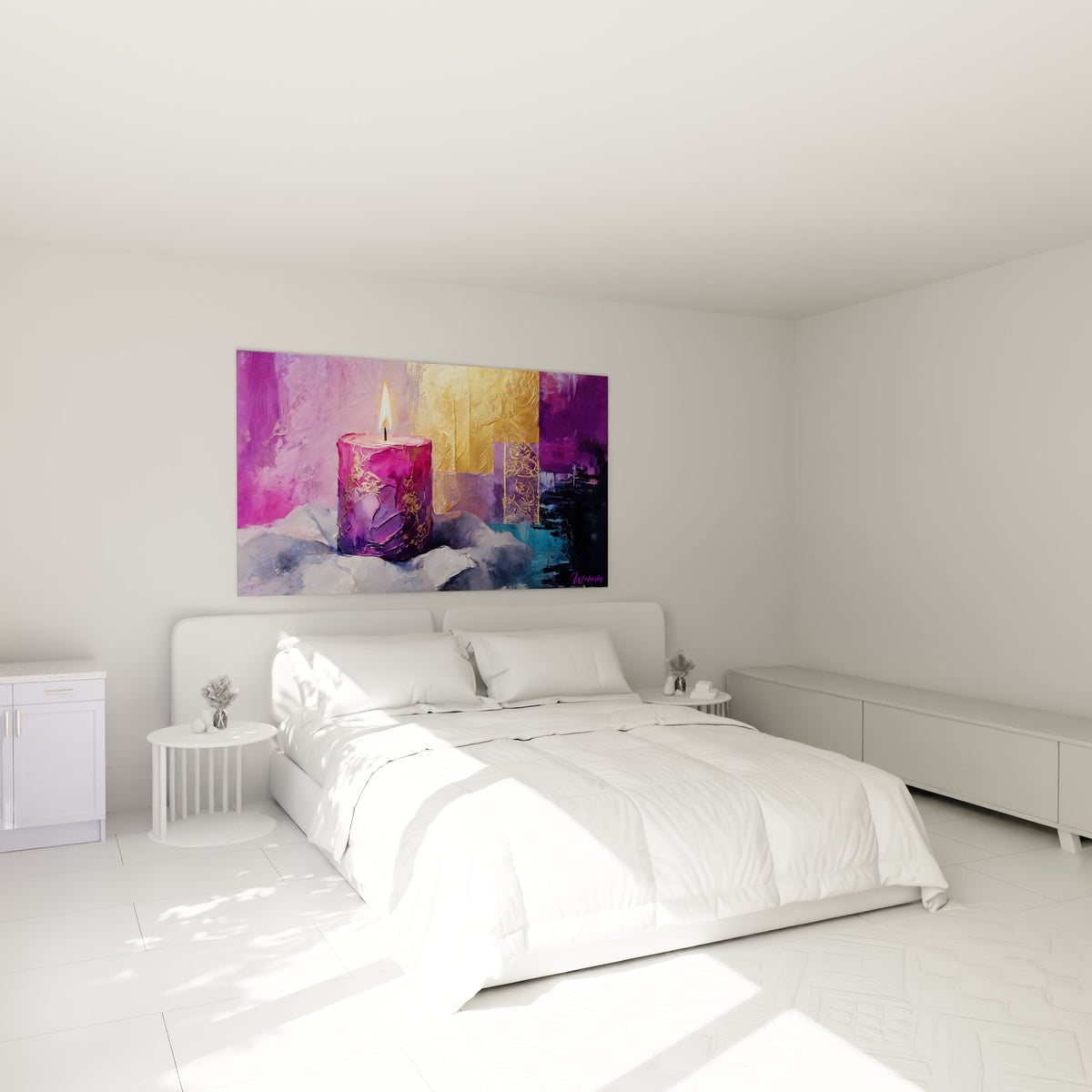 Flamme dorée d'une bougie violette peinte au-dessus d'un lit dans une chambre claire