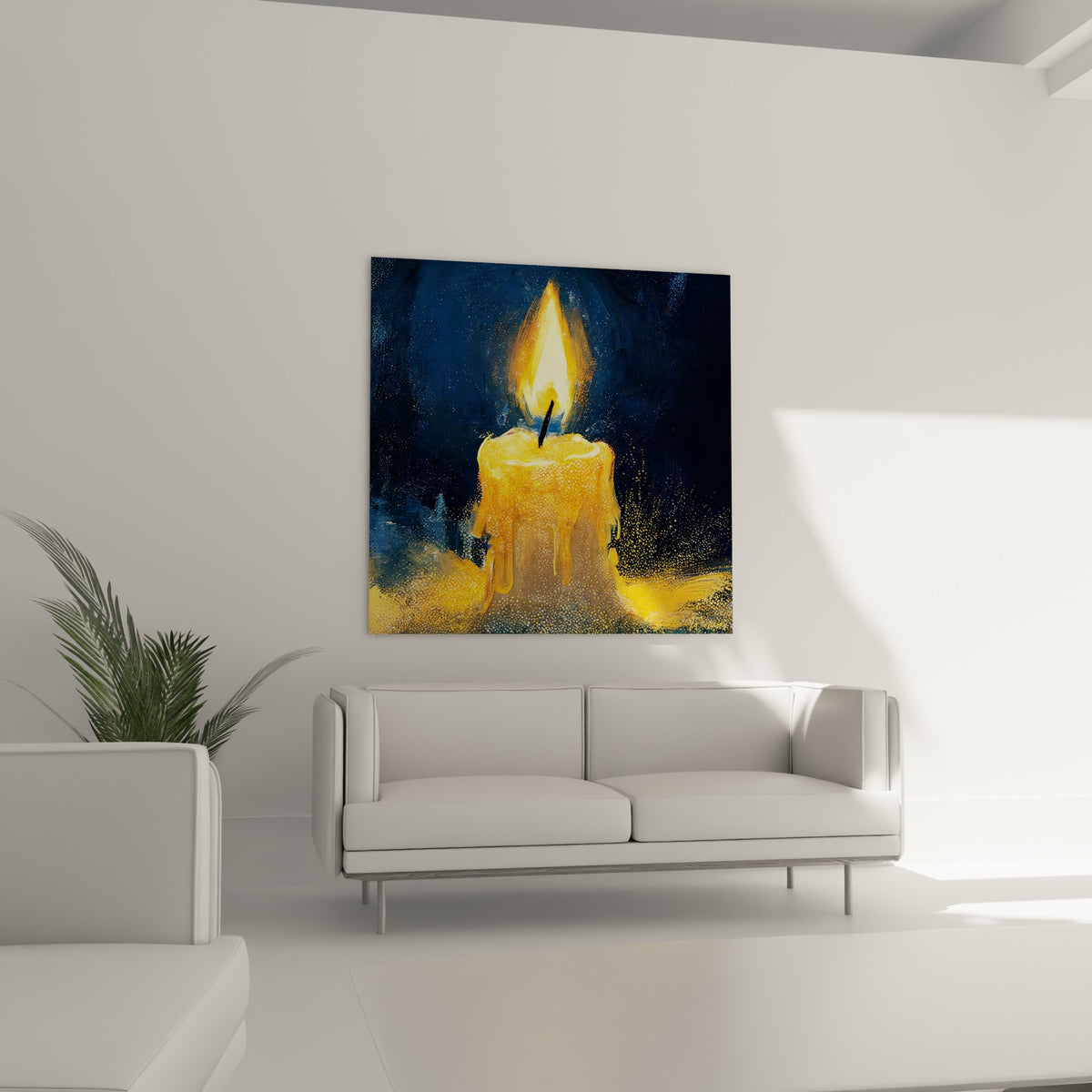 Mèche noire et flamme jaune éclatante sur fond bleu profond, au-dessus d'un canapé dans un salon lumineux