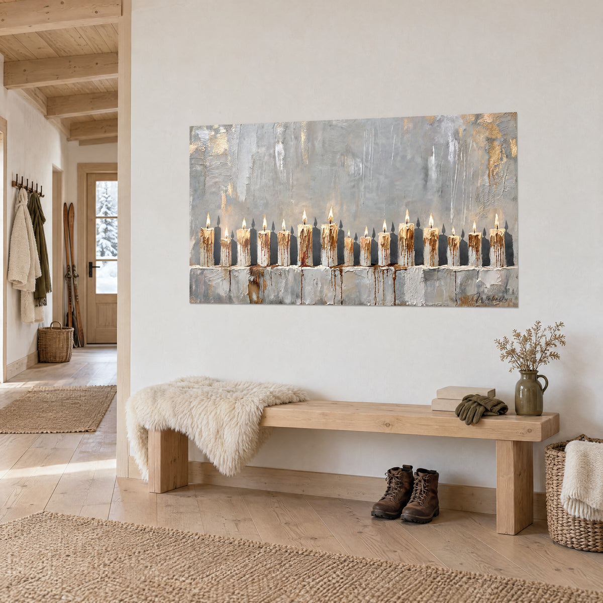 Mèches allumées et cire coulante en tons gris et doré, au-dessus d'un canapé dans un salon lumineux