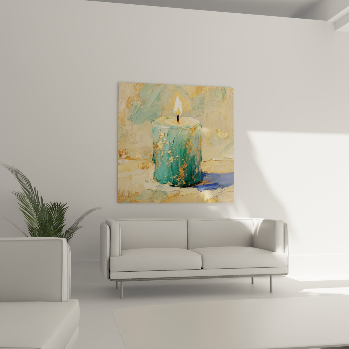 Bougie ocre et bleu marine à la flamme lumineuse au-dessus d'un canapé dans un salon lumineux.