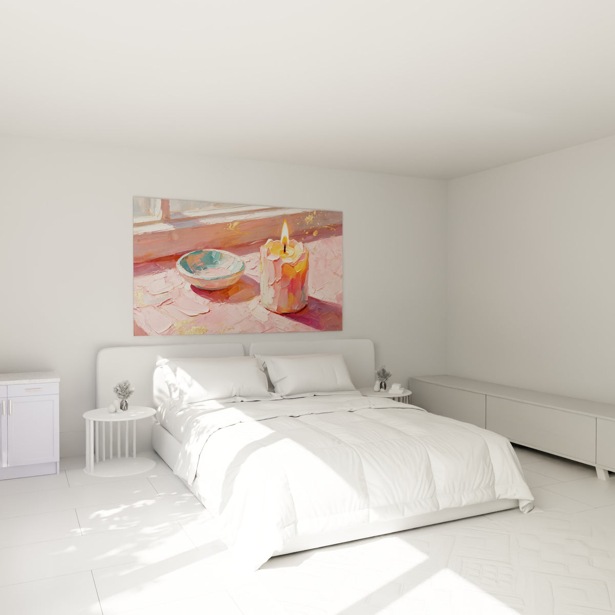 Flamme orangée sur bougie rose et dorée accrochée au-dessus d'un lit dans une chambre claire