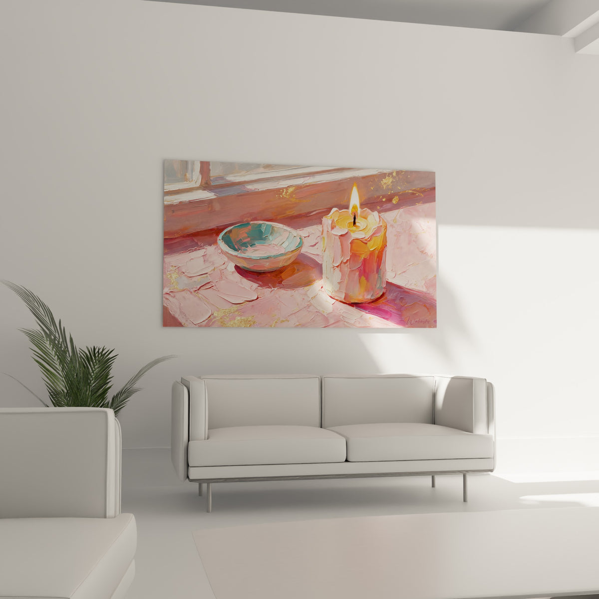 Bol turquoise et bougie rosée peints en empâtements épais au-dessus d'un canapé dans un salon lumineux