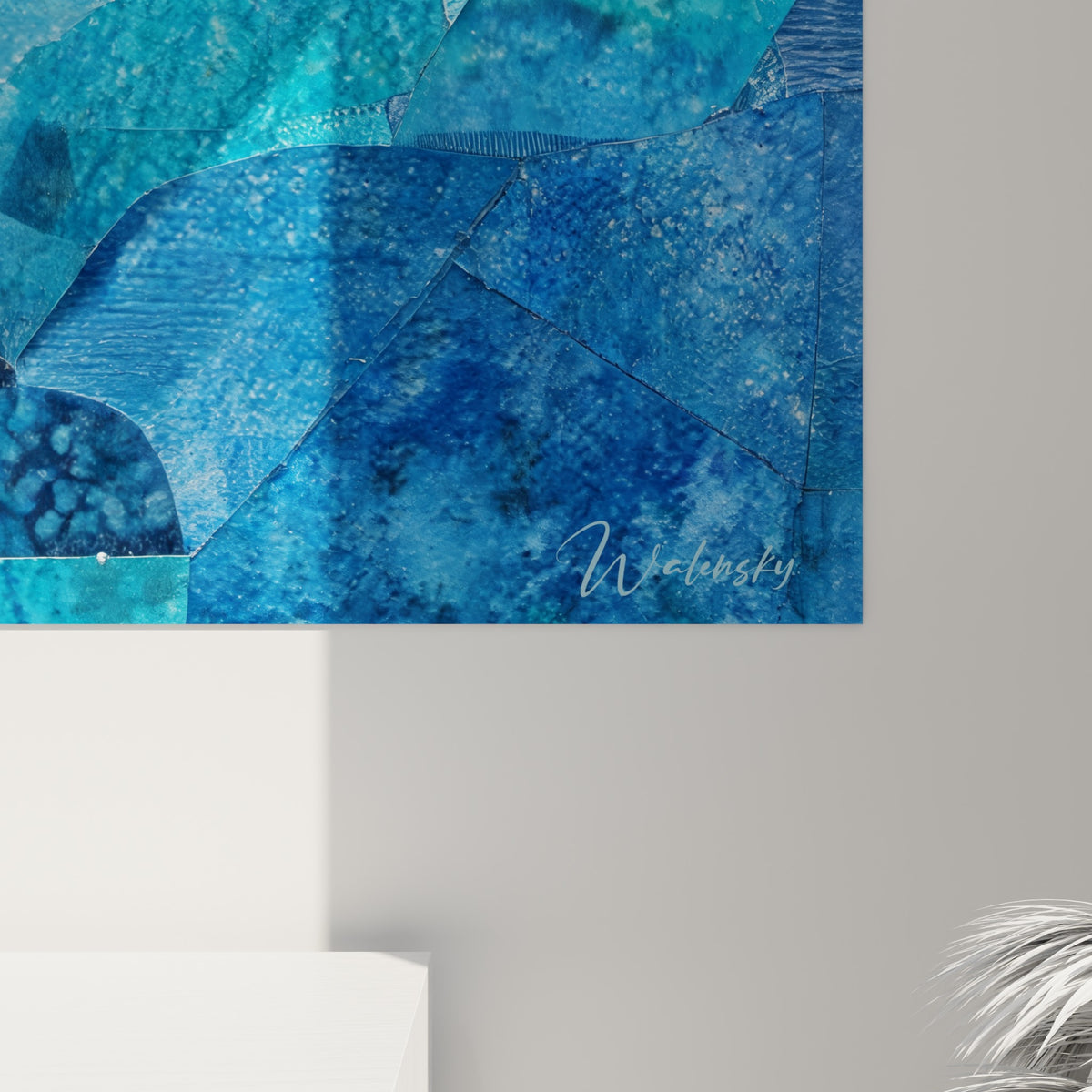 Textures froissées du papier bleu marine et turquoise entourant la mèche noire d'une bougie ivoire