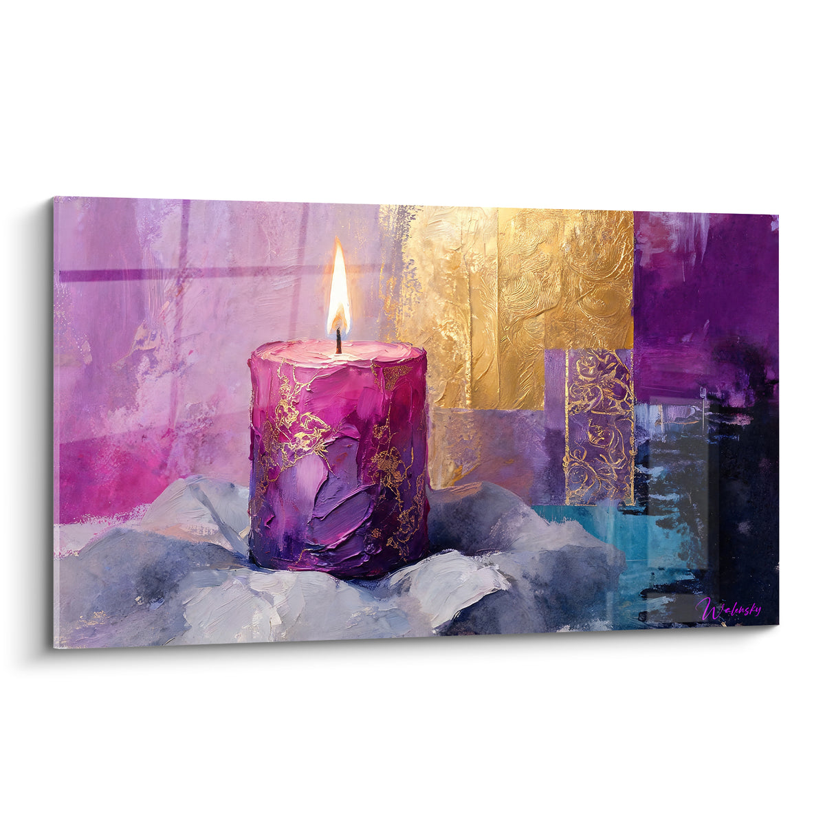 Bougie violette au corps orné de motifs dorés, flamme vive sur fond mauve et or texturé