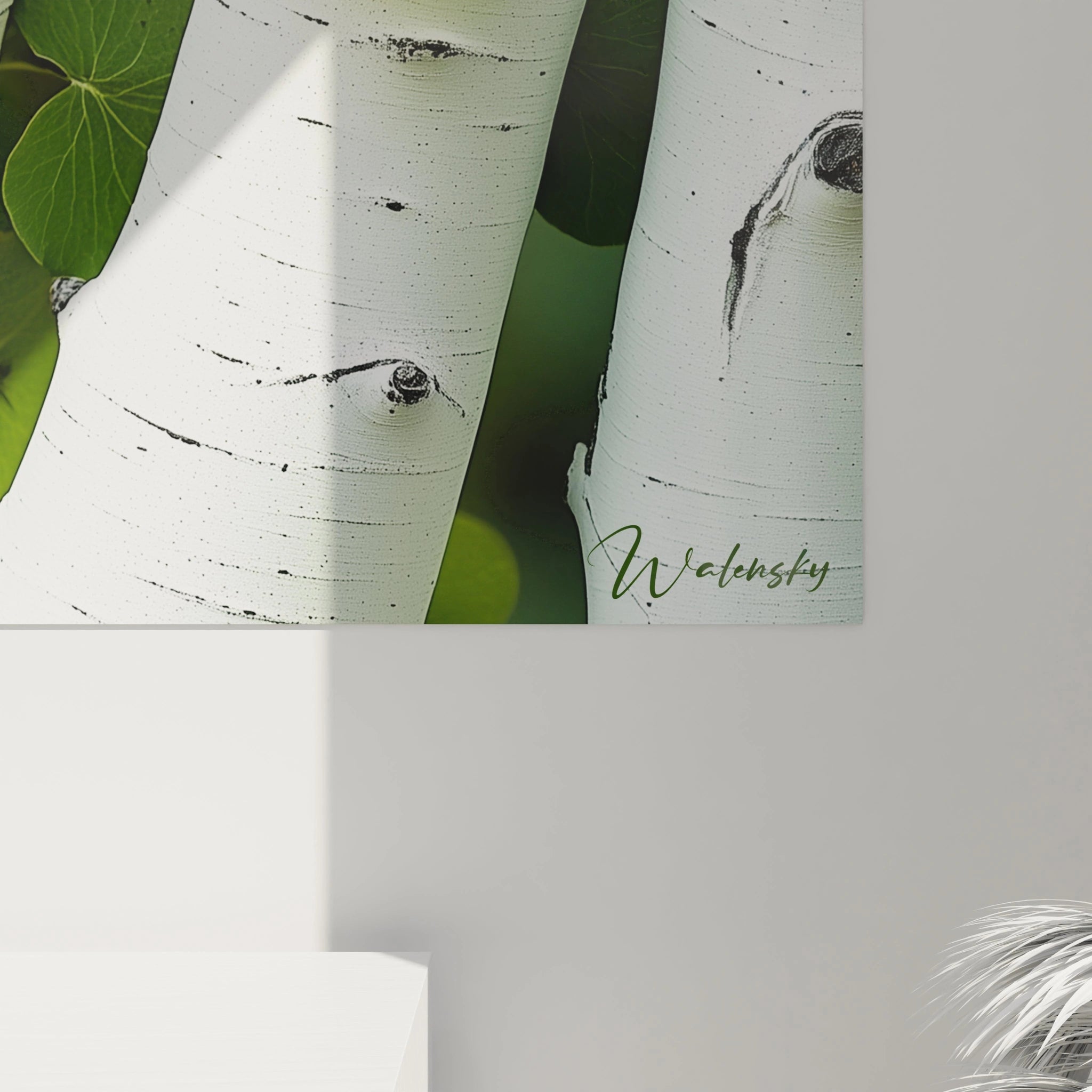 Un tableau bouleau nature présentant des bouleaux blancs aux motifs noirs marqués, des feuilles vertes aux formes arrondies et une composition dense où les troncs s’entrelacent dans un fond homogène.