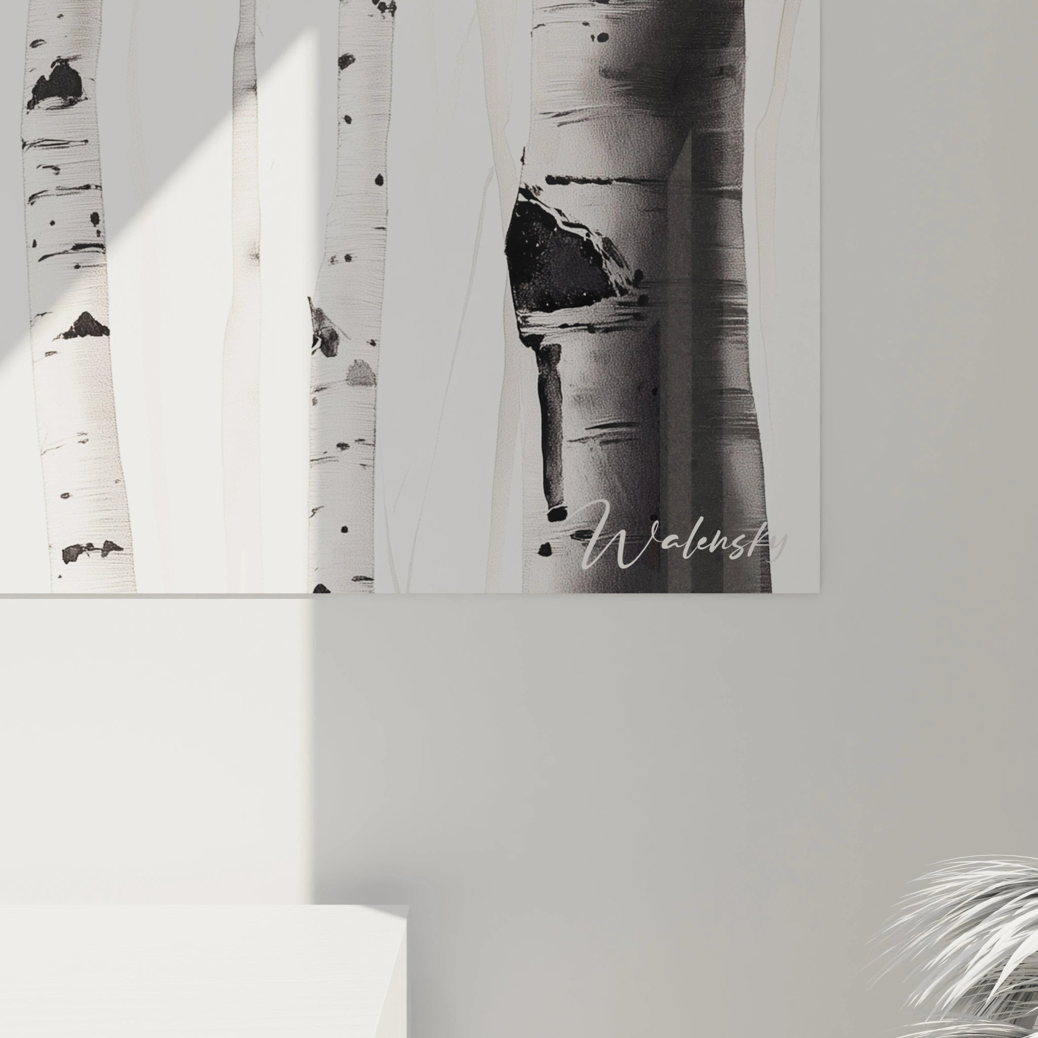 Un tableau bouleau nature figurant une forêt épurée, où les troncs blancs et noirs se dressent verticalement, accompagnés de quelques feuilles jaune doré, sur une toile aux teintes douces et estompées.