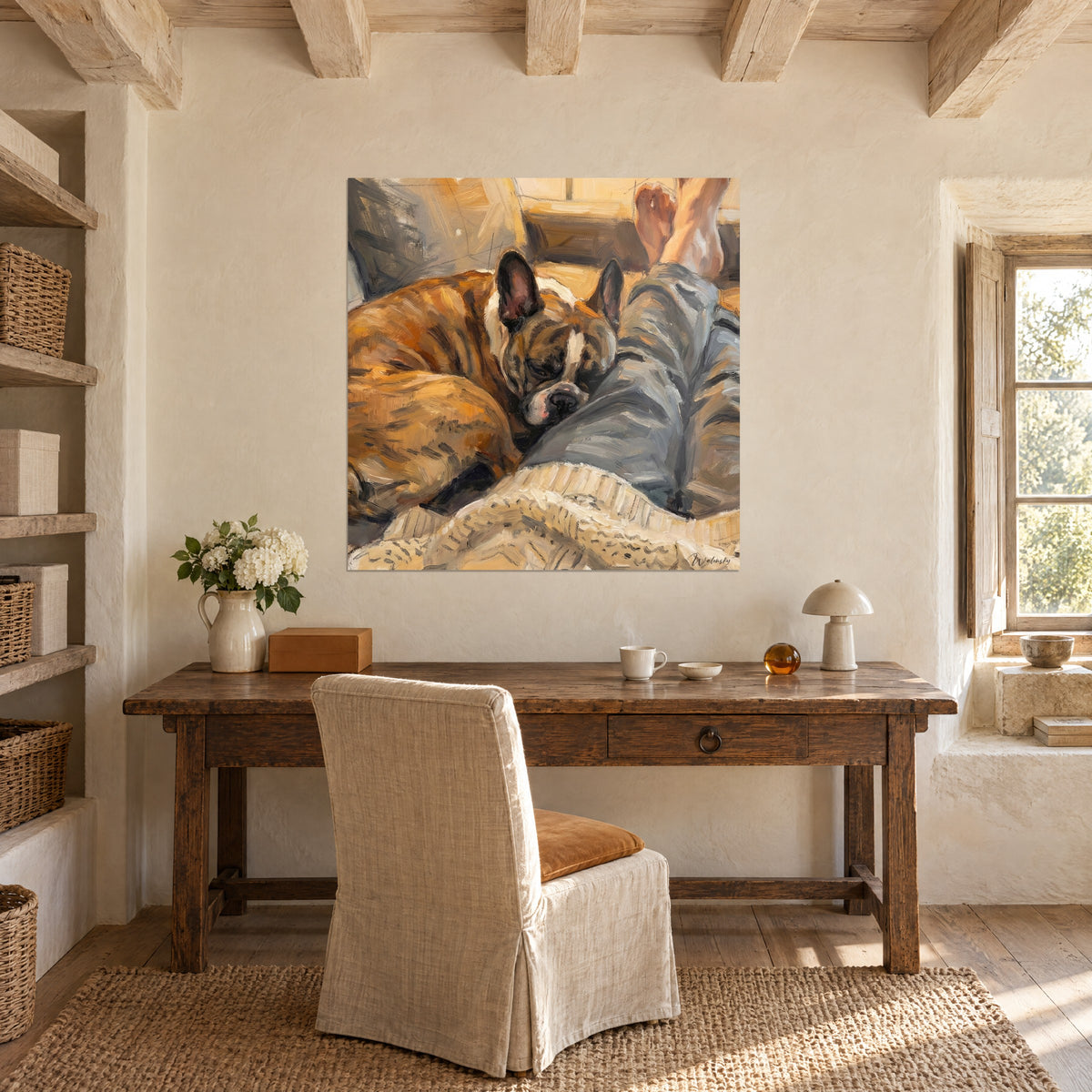 Quadro di un bulldog a riposo, macchie fulve e bianche, zampe nude color ocra, coperta écru, scrivania in legno, finestra assolata