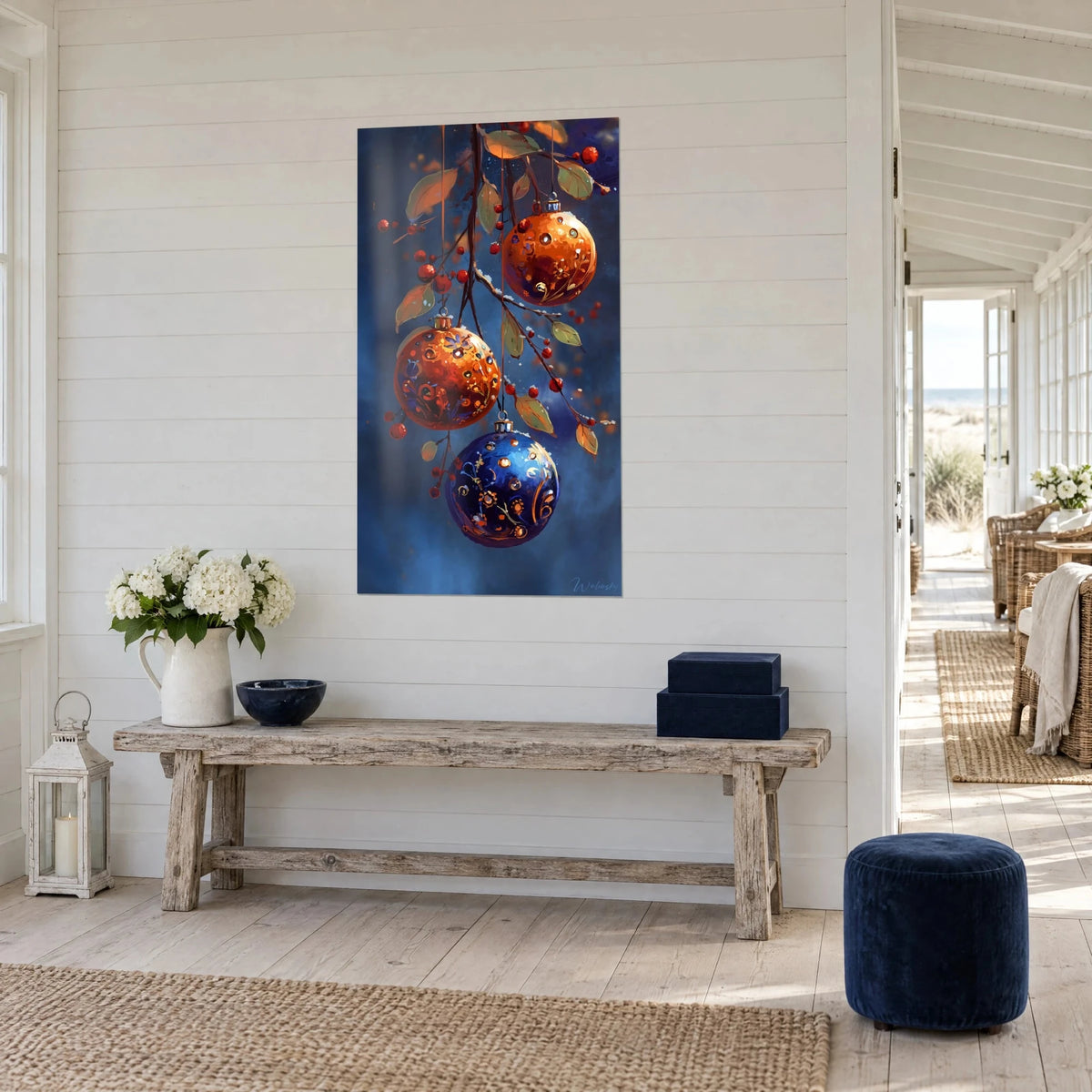 Cuadro de tres bolas decoradas con motivos florales dorados, fondo azul marino, colgado sobre un banco de madera natural junto al mar