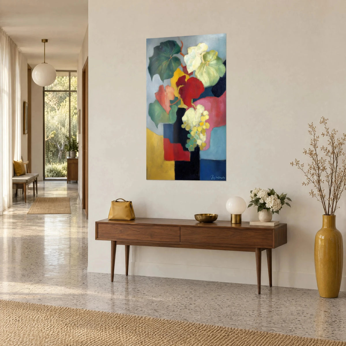 Quadro grappolo d'uva giallo pallido in un vaso nero, campiture rosa e blu, vista di tre quarti sopra una credenza