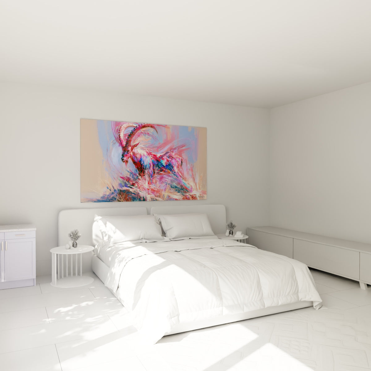 Bouquetin rose et bleu pastel jaillissant du rocher, accroché au-dessus d'un lit dans une chambre claire