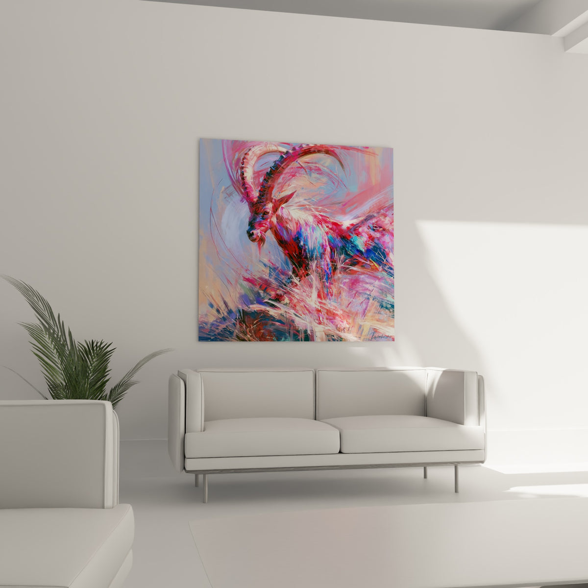 Bouquetin corail et anthracite saisi de profil, accroché au-dessus d'un canapé dans un salon lumineux