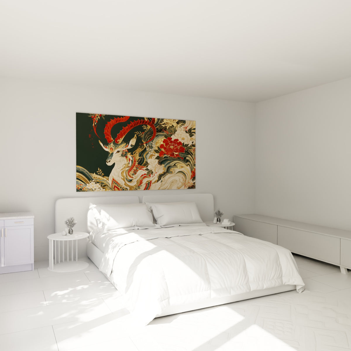 Créature bouquetin aux tons rouge et or, au-dessus d'un lit dans une chambre claire