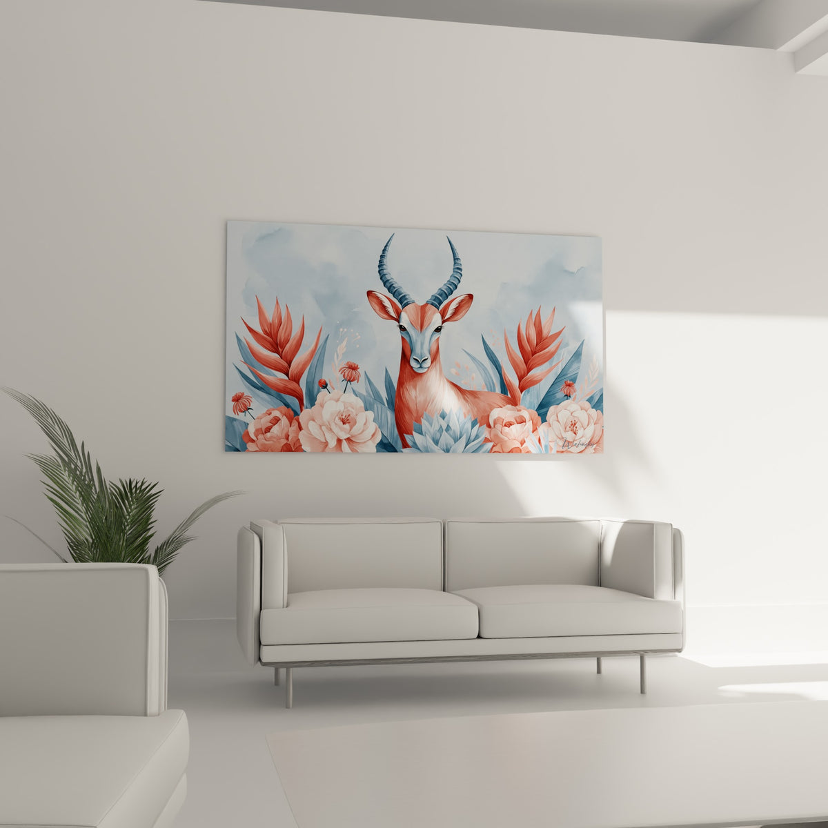 Cornes graphiques bleu ardoise et robe terracotta du bouquetin, au-dessus d'un canapé dans un salon lumineux
