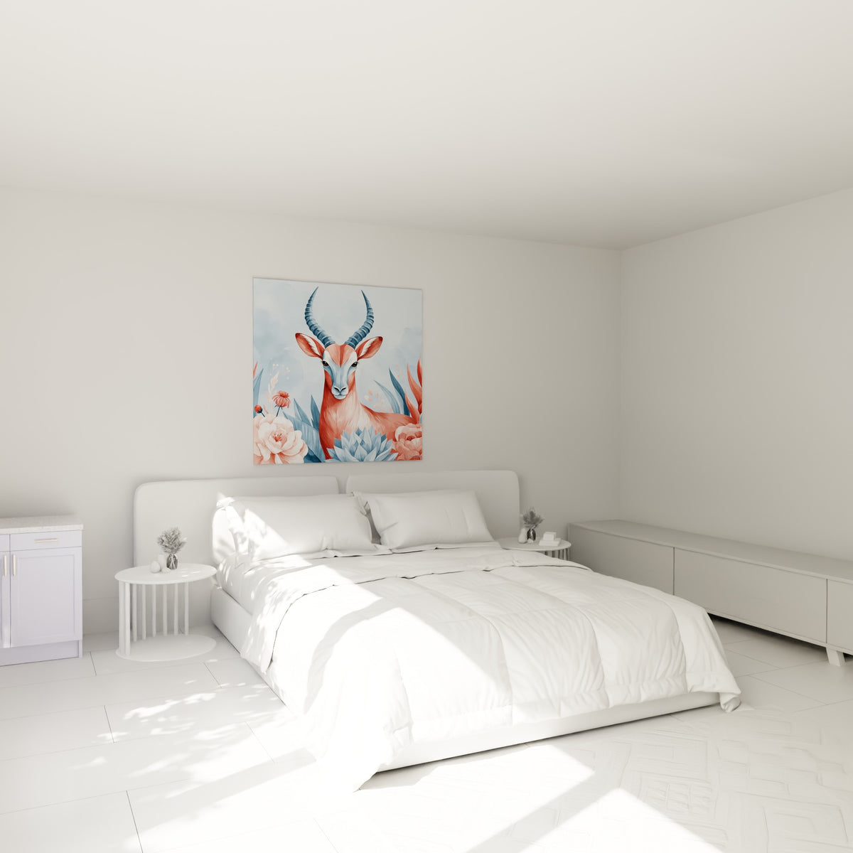 Antilope terracotta et florale au regard doux, accrochée au-dessus d'un lit dans une chambre claire